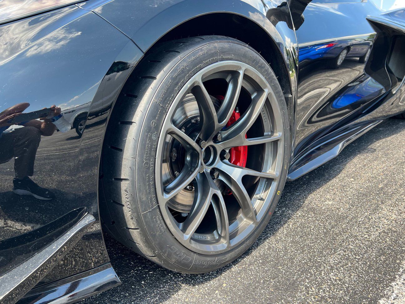 Black Chevrolet C8 Corvette Z06 with 19" VS-5RE Apex wheels in Anthracite