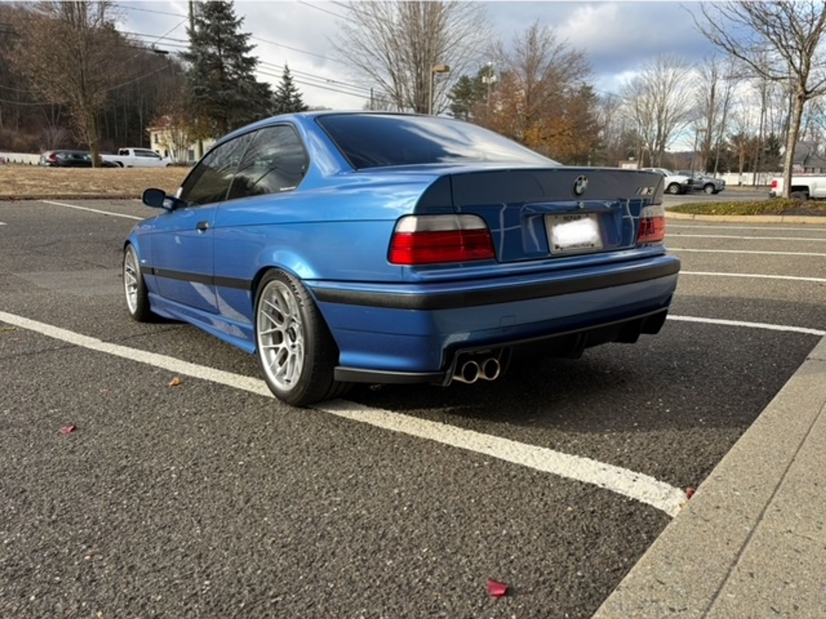 Blue BMW E36 M3 with 17" ARC-8 Apex wheels in Hyper Silver