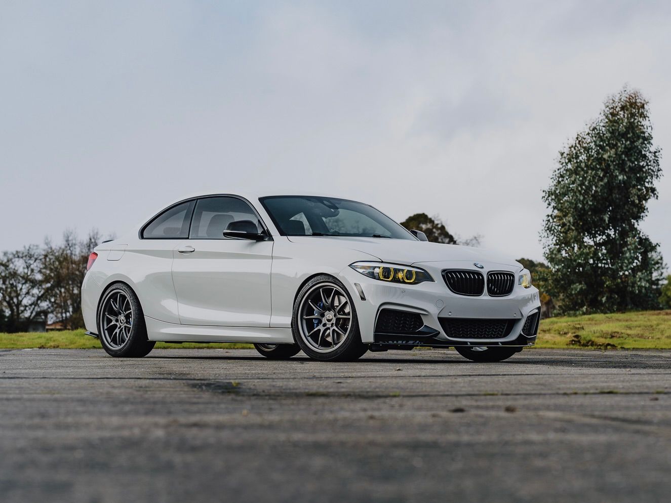 White BMW F22 Coupe 2 Series with 18" FL-5 Apex wheels in Anthracite
