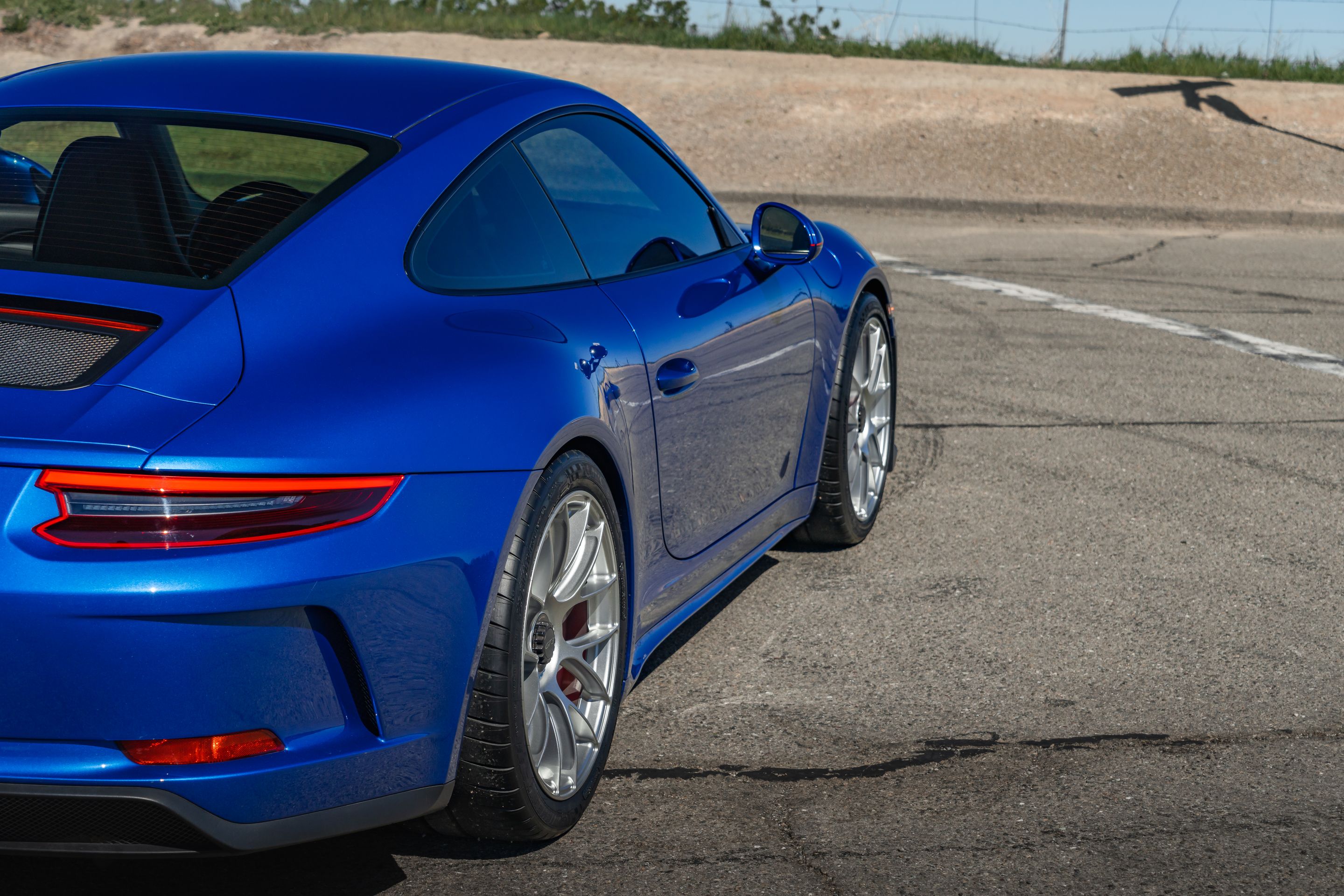 Blue Porsche 911 991.2 GT3 Touring with 19" EC-7RS Apex wheels in Race Silver
