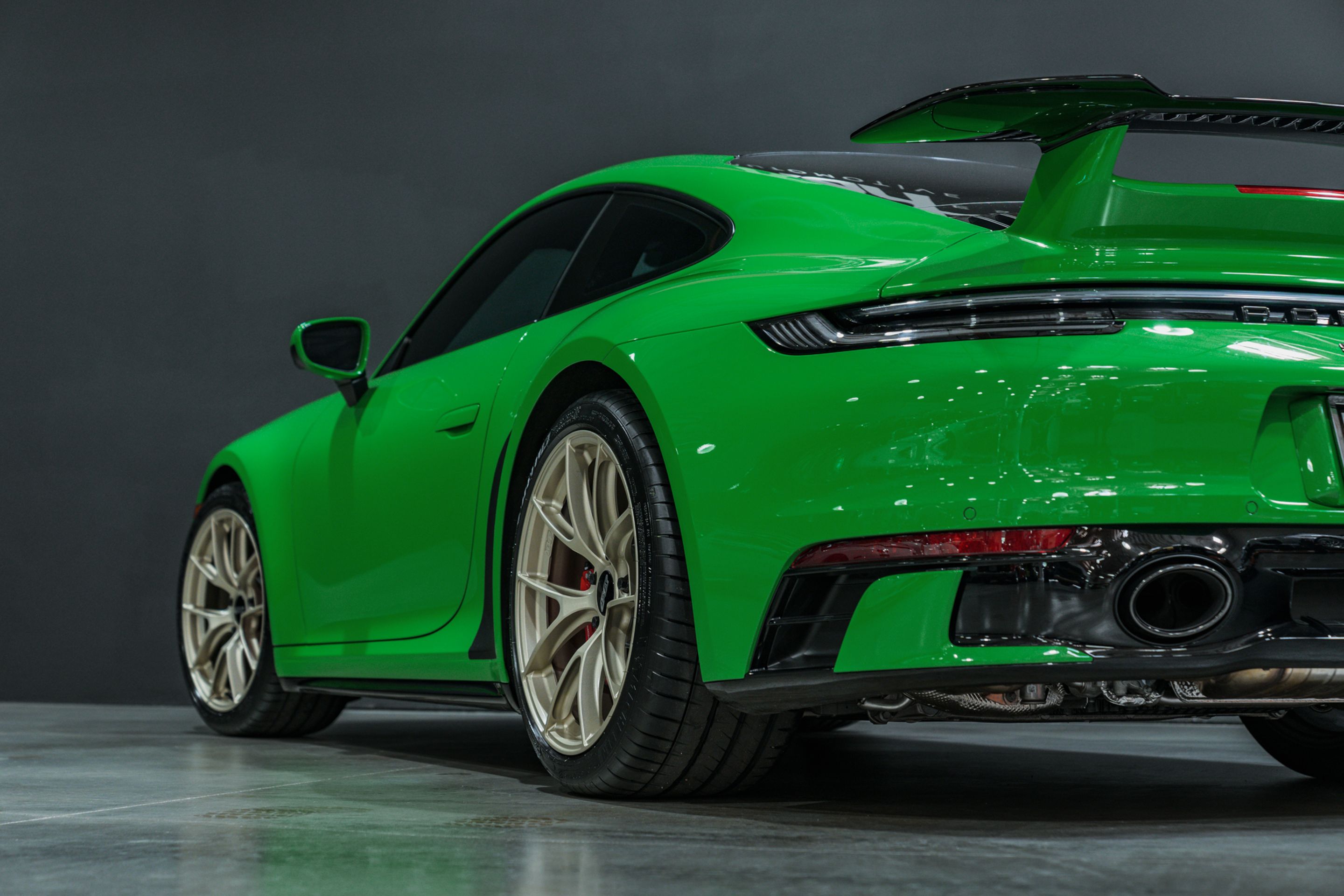 Green Porsche 911 992.1 Carrera S with 19"/20" VS-5RS Apex wheels in Motorsport Gold