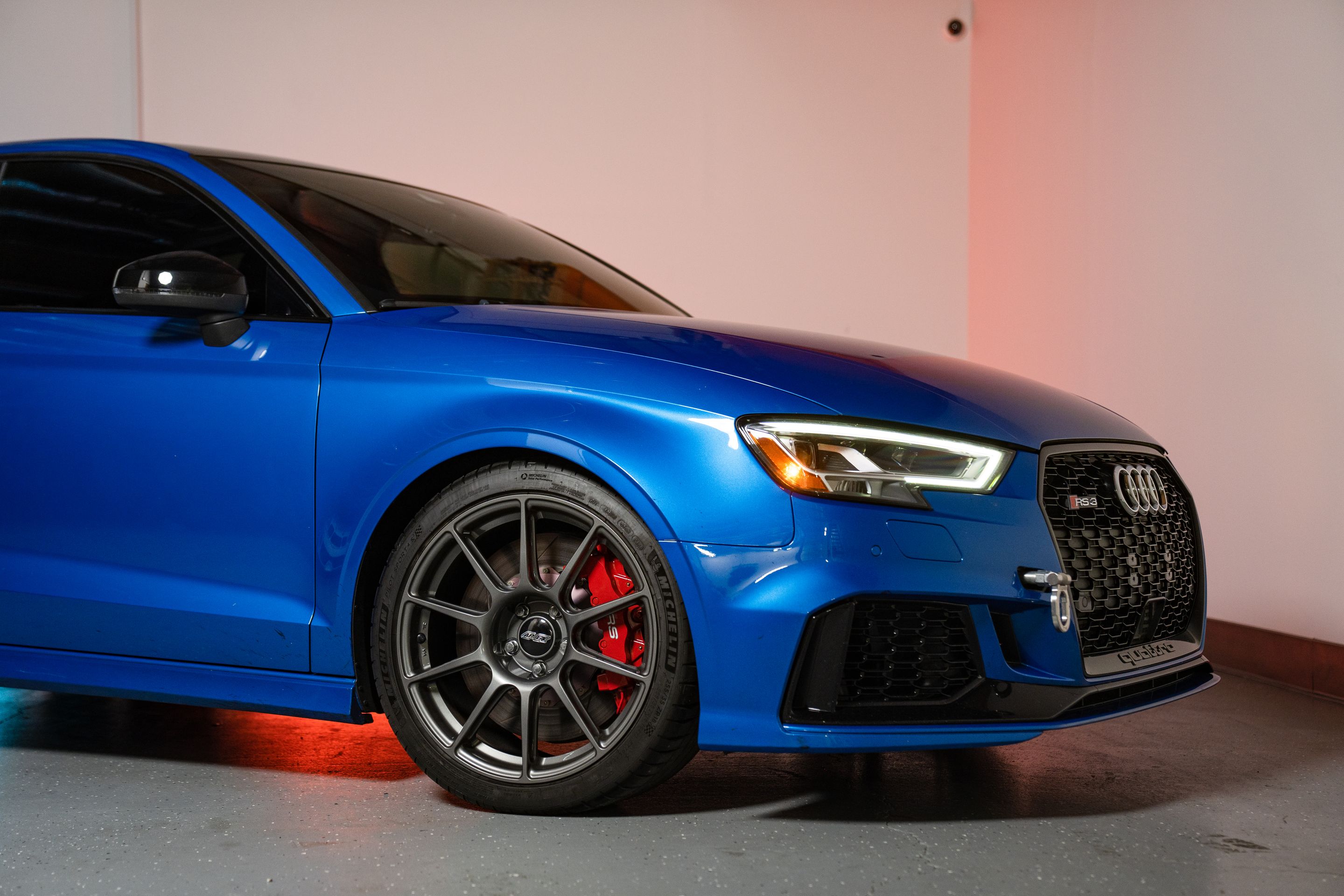 Blue Audi 8V RS 3 with 18" SM-10 Apex wheels in Anthracite