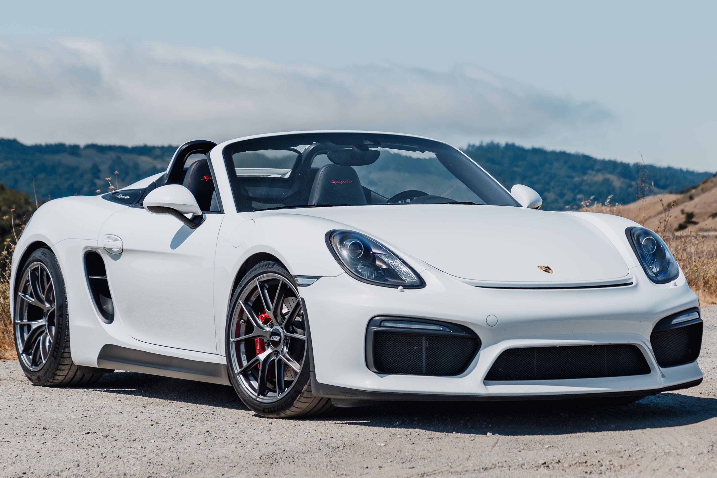 White Porsche 981 Spyder with 19" VS-5RS Apex wheels in Anthracite