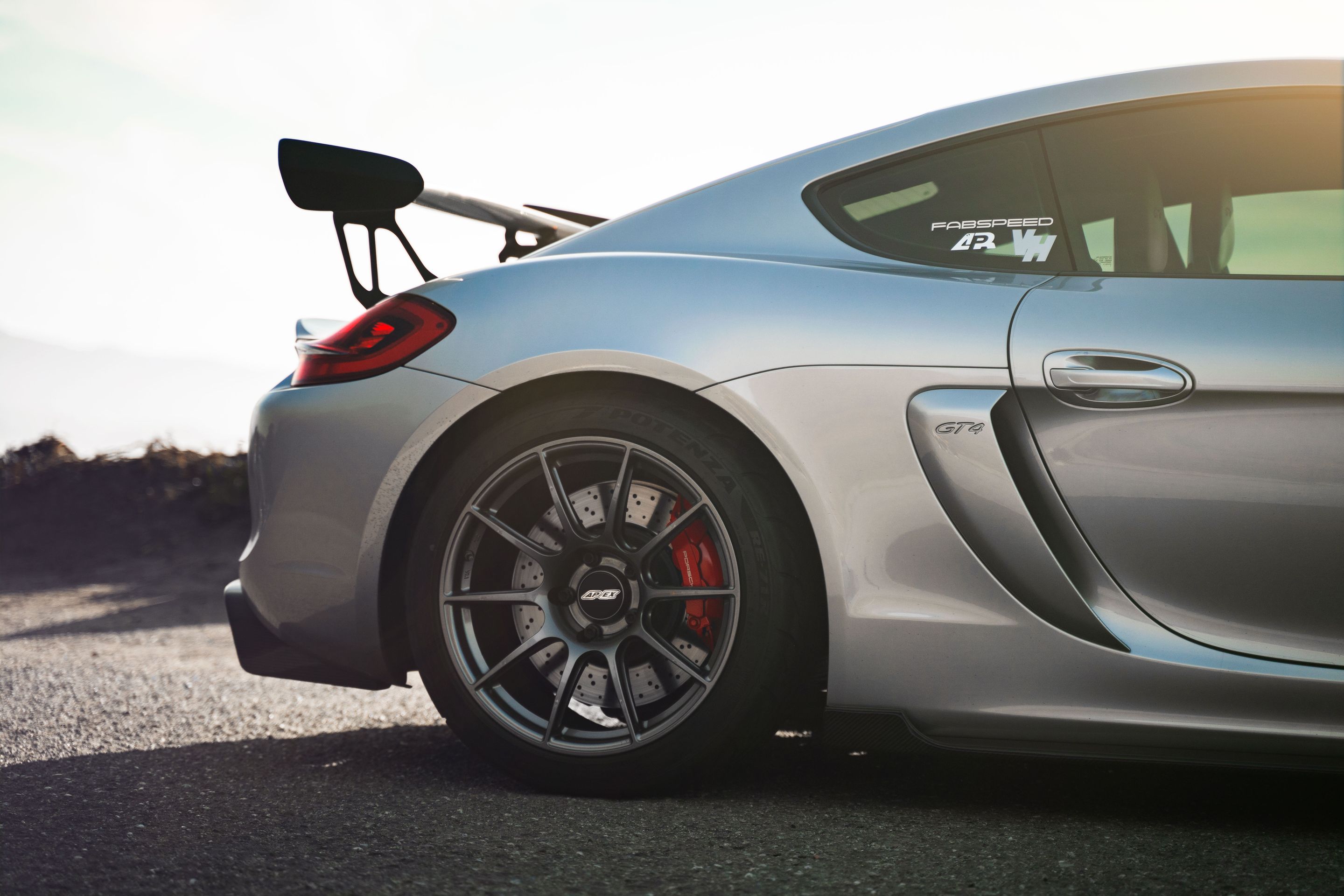 Silver Porsche 981 Cayman GT4 with 19" SM-10 Apex wheels in Anthracite