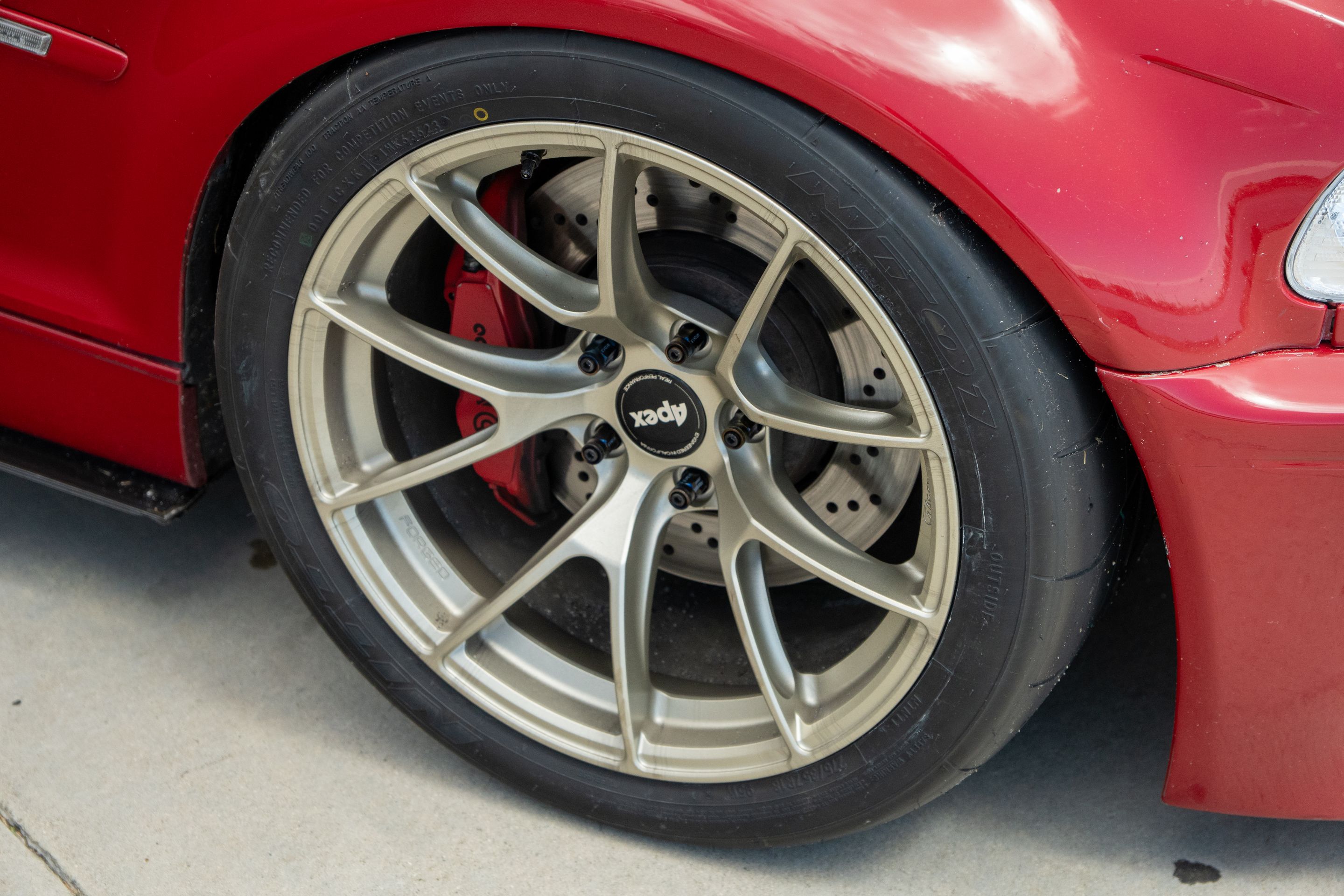 Red BMW E46 M3 with 18" VS-5RS Apex wheels in Motorsport Gold