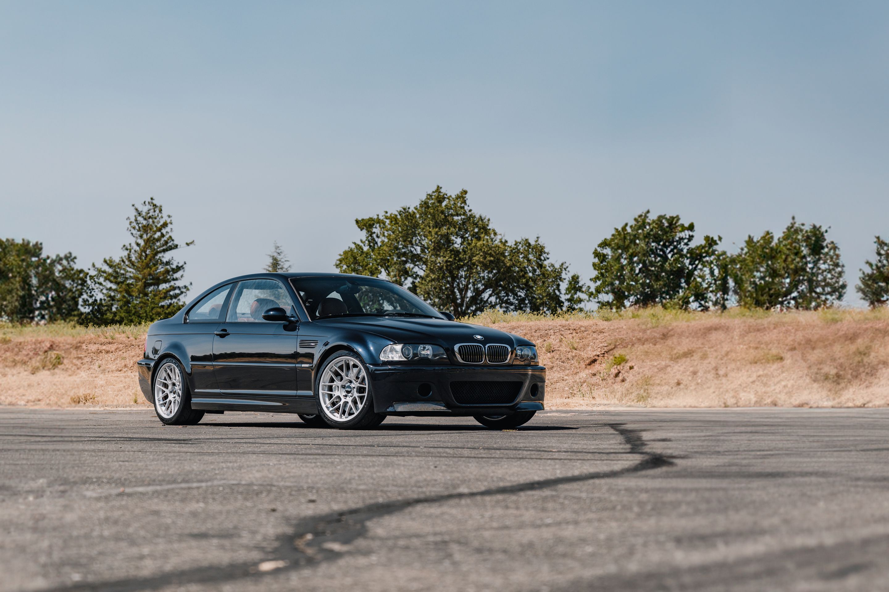 Black BMW E46 M3 with 18" ARC-8 Apex wheels in Hyper Silver