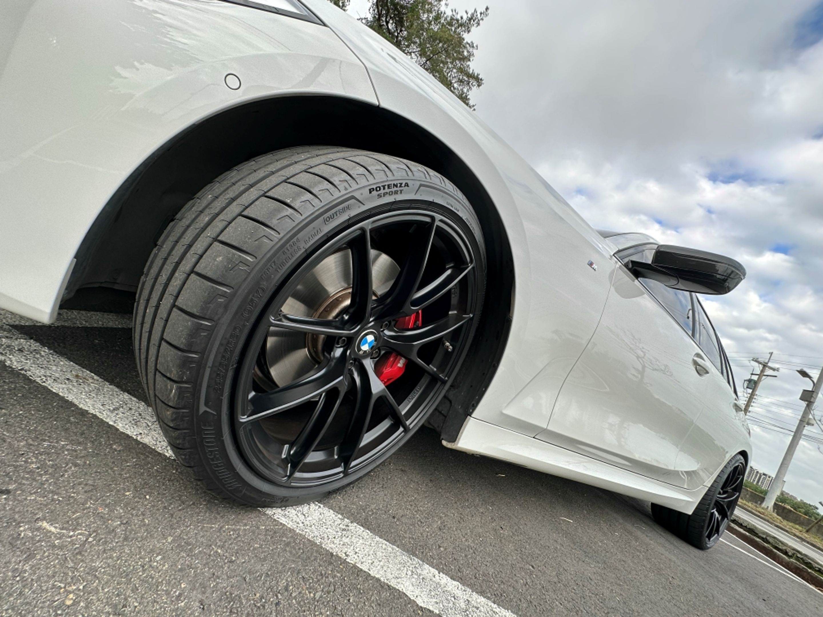 White BMW G21 Wagon 3 Series with 20" VS-5RS Apex wheels in Satin Black