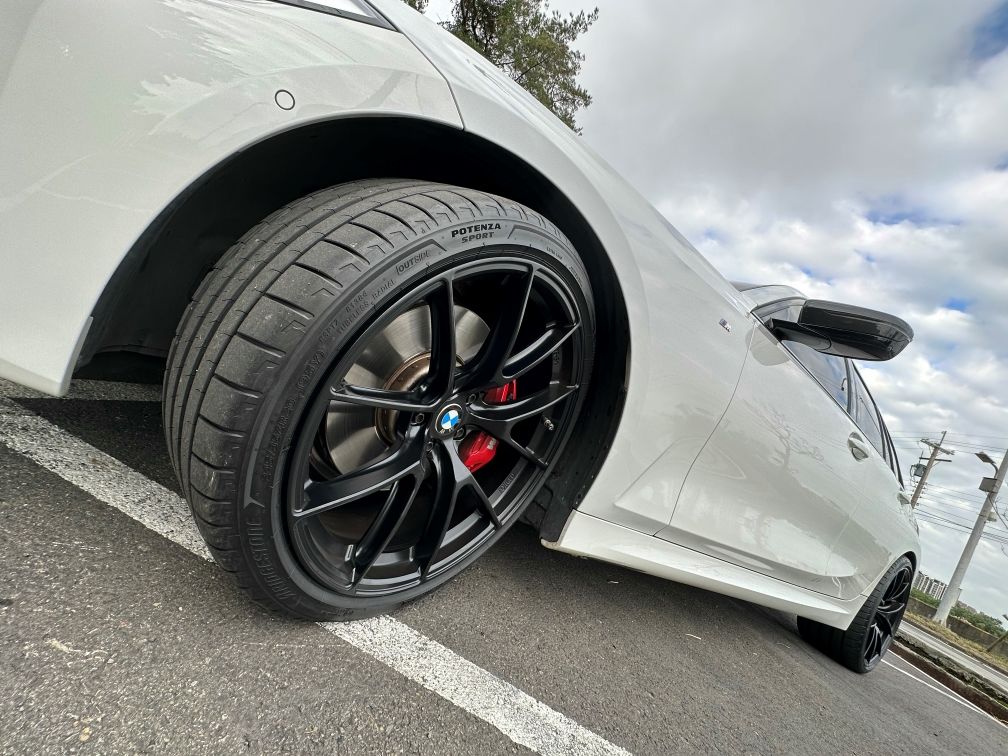 White BMW G21 Wagon 3 Series with 20" VS-5RS Apex wheels in Satin Black