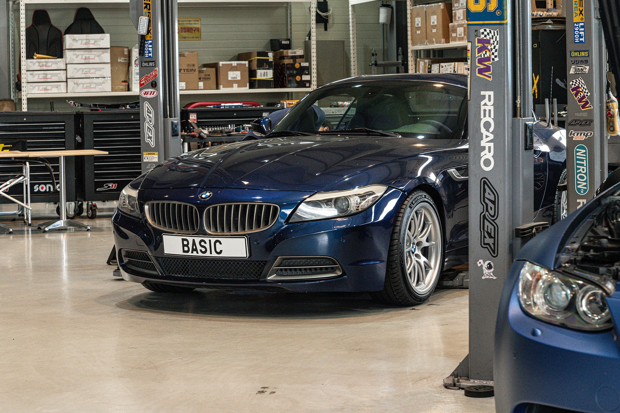 Blue BMW E89 Z4 with 18" FL-5 Apex wheels in Race Silver