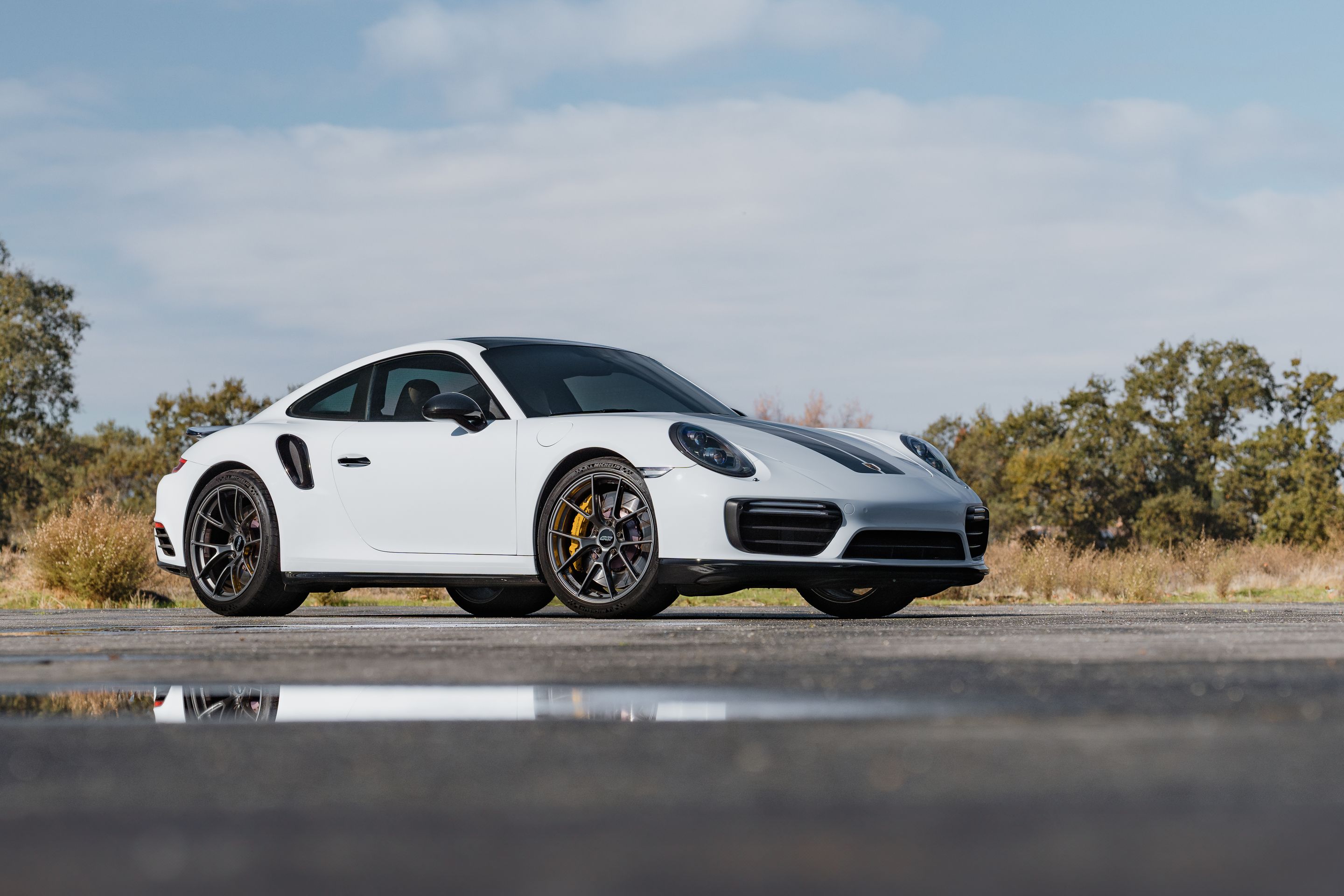 White Porsche 911 991.2 Turbo S with 20" VS-5RS Apex wheels in Anthracite