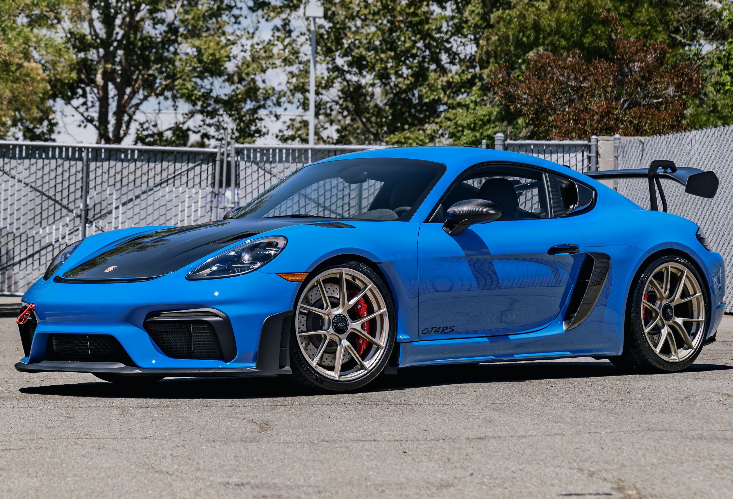 Blue Porsche 718 Cayman GT4 RS with 20" VS-5RS Apex wheels in Motorsport Gold