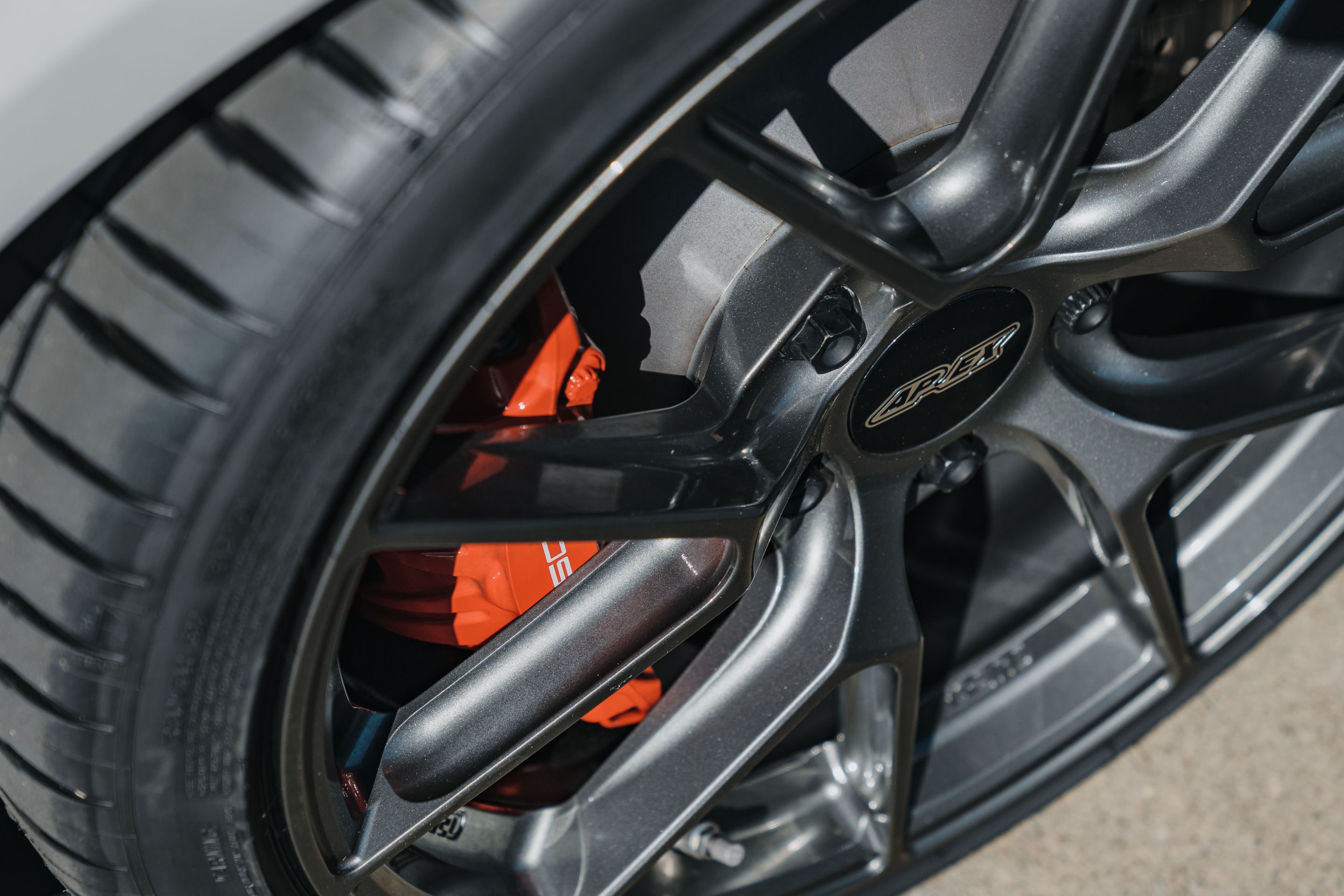 Grey Porsche 718 Cayman GT4 with 20" VS-5RS Apex wheels in Anthracite