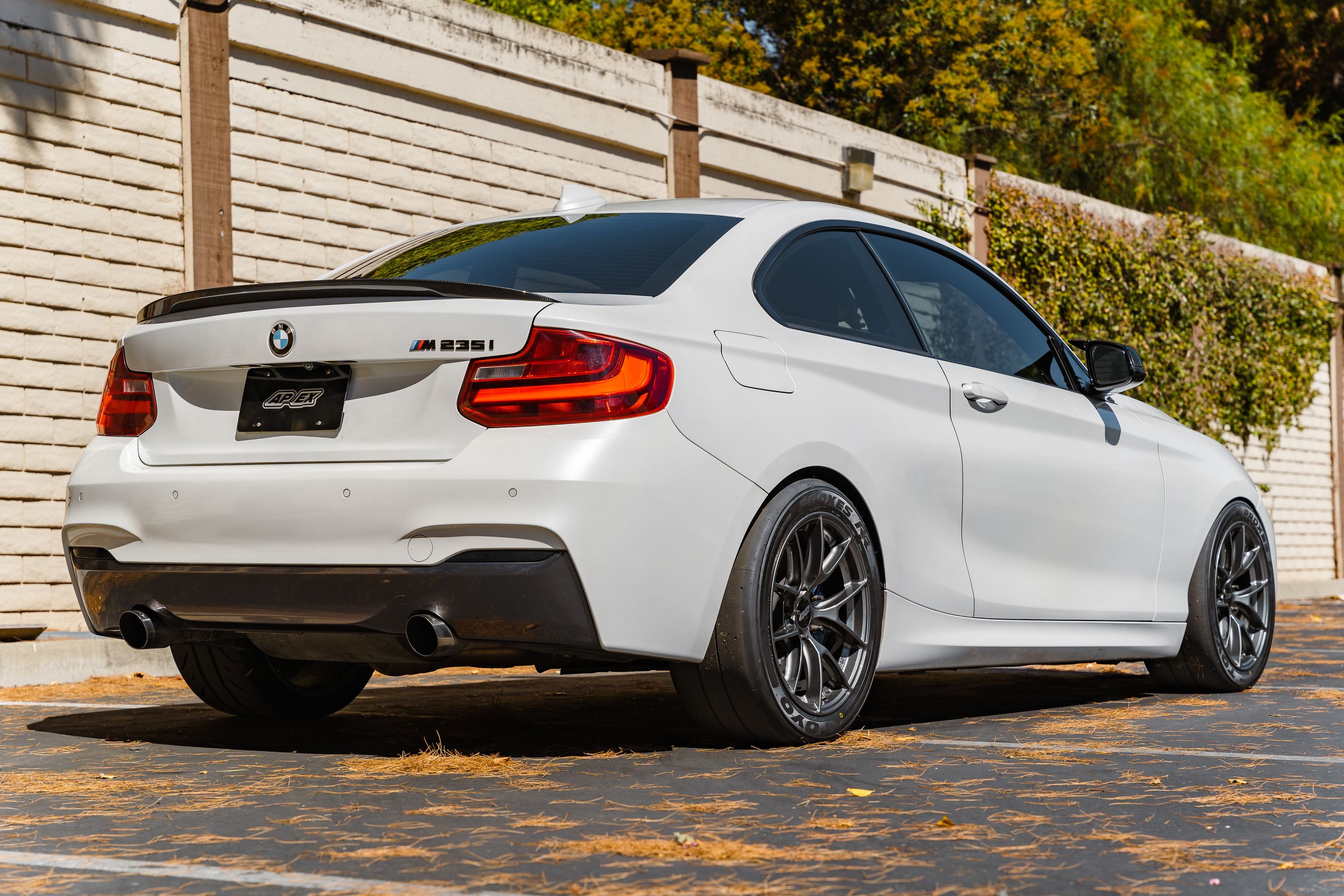 White BMW F22 Coupe 2 Series with 17" VS-5RS Apex wheels in Anthracite