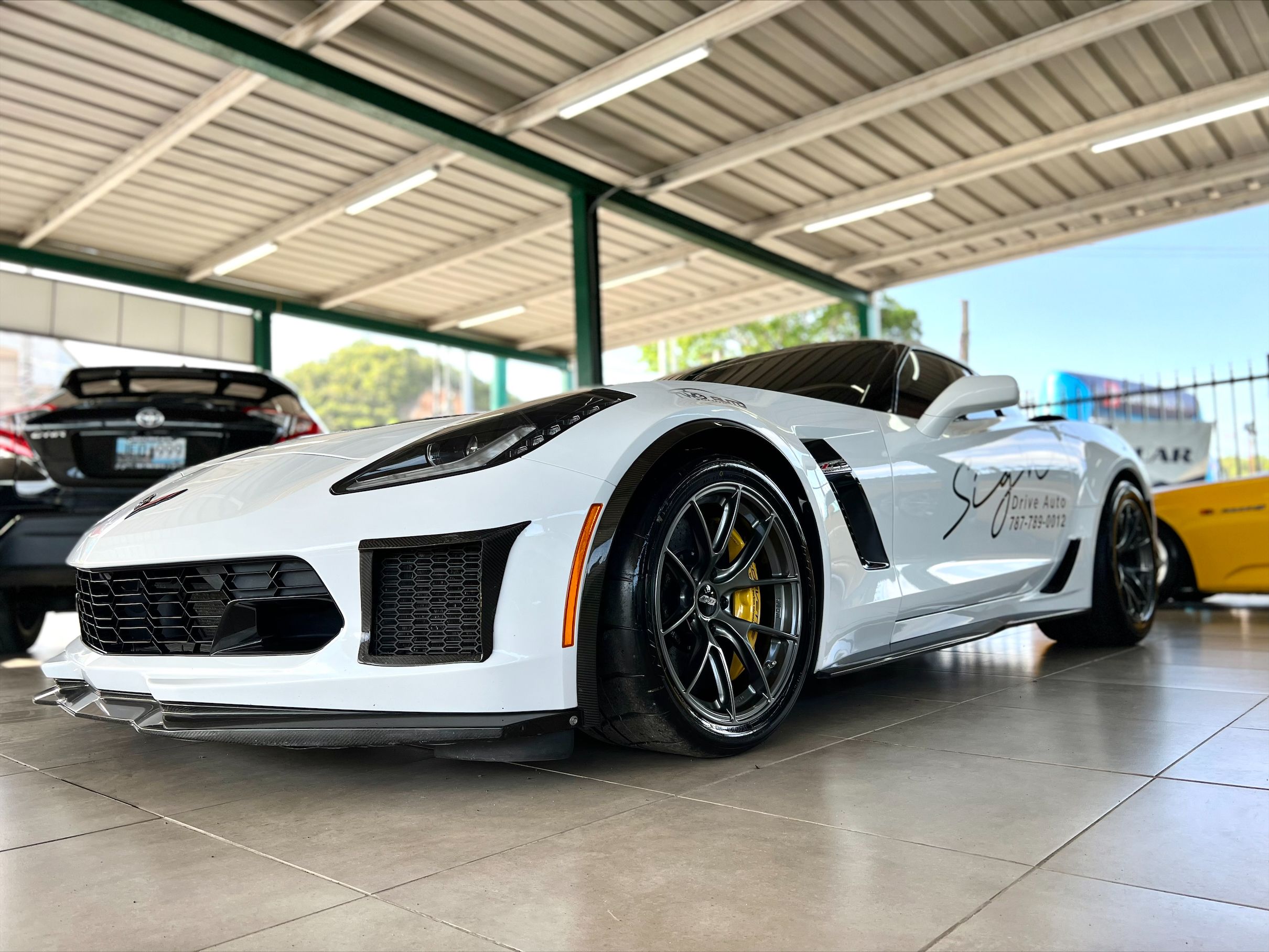 White Chevrolet C7 Corvette Z06 with 18" VS-5RS Apex wheels in Anthracite