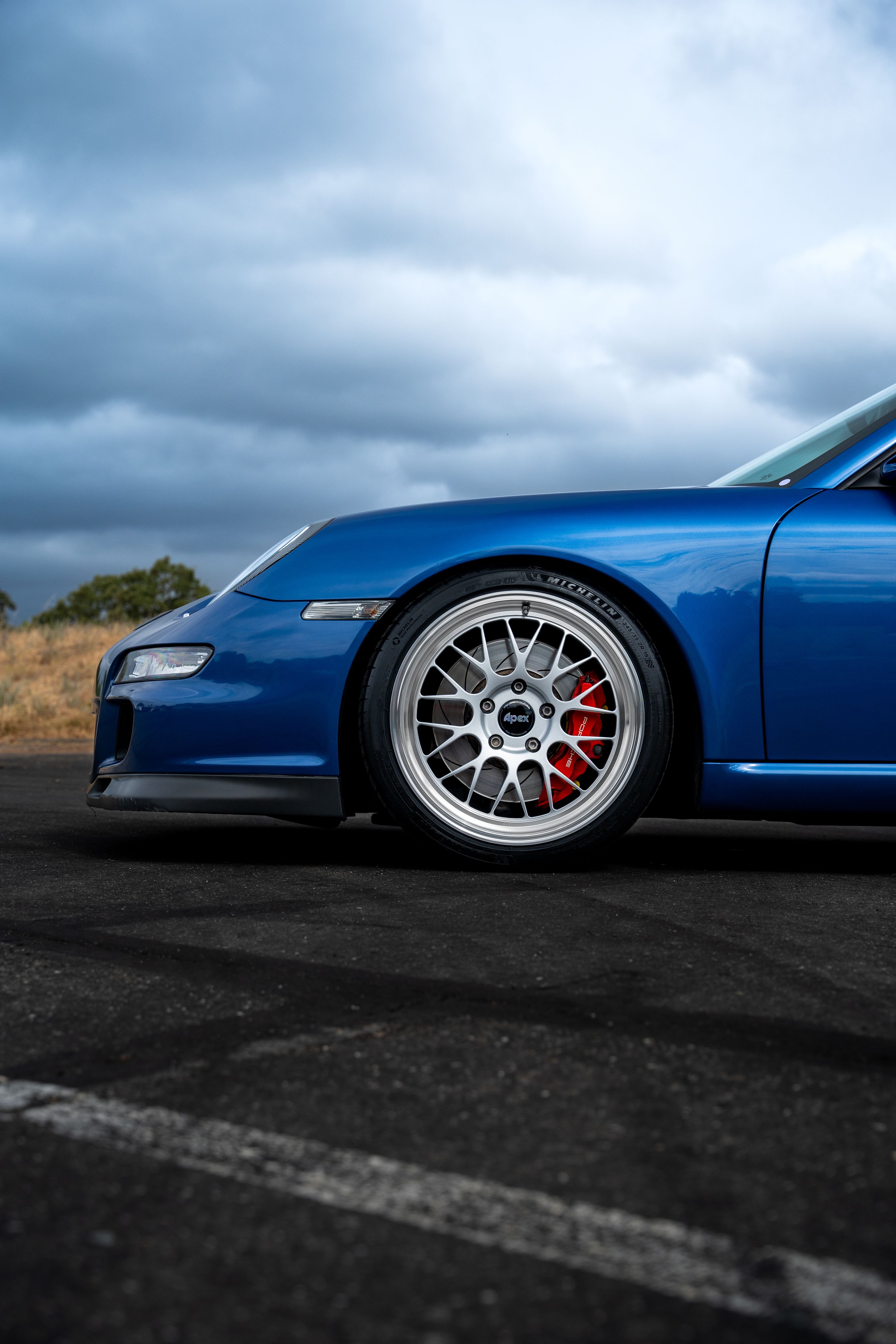 Blue Porsche 911 997 GT3 with 19" ML-10RT Apex wheels in Machined Lip Race Silver
