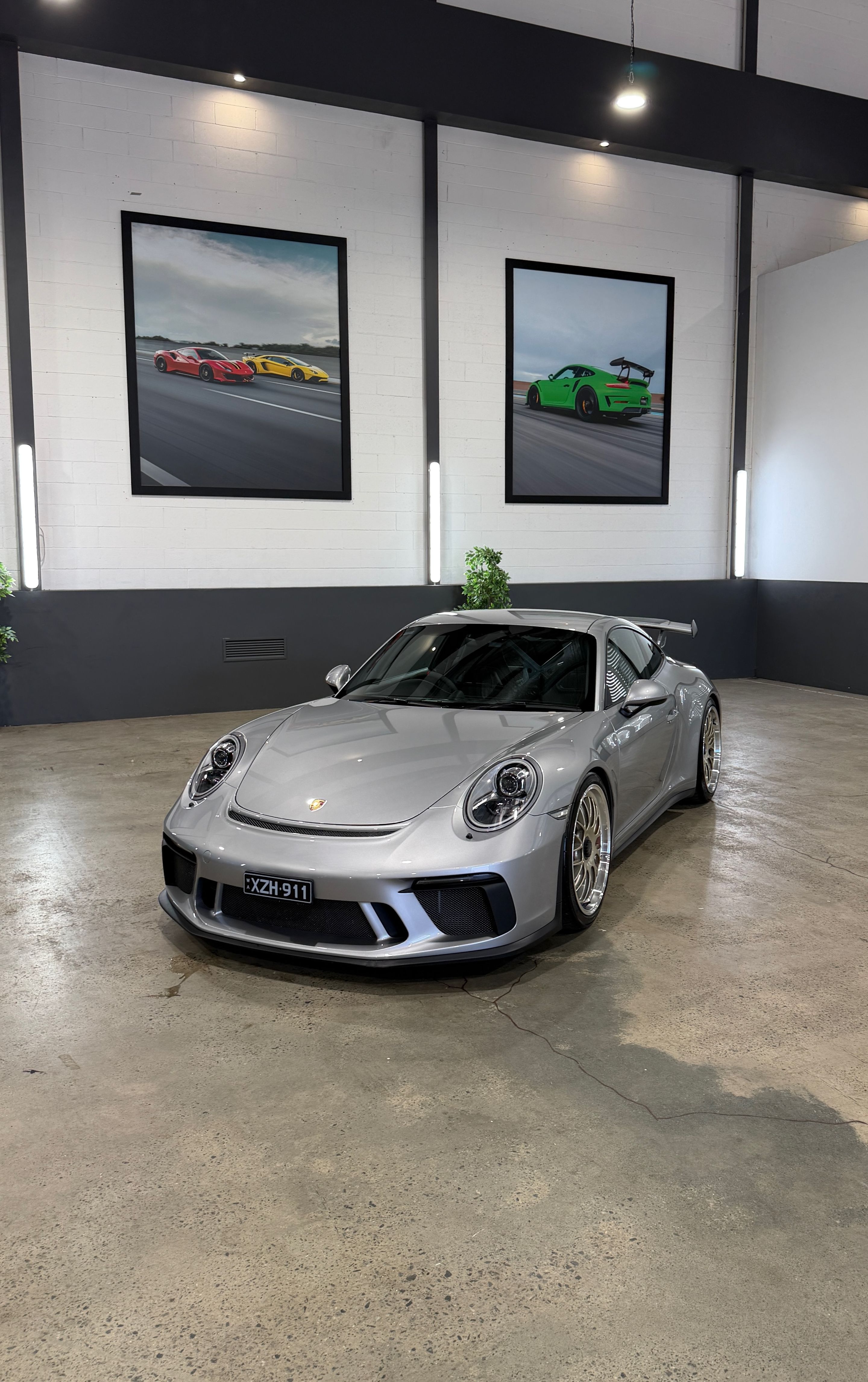 Silver Porsche 911 991.2 GT3 with 20" ML-10RT Apex wheels in Machined Lip Gloss Motorsport Gold