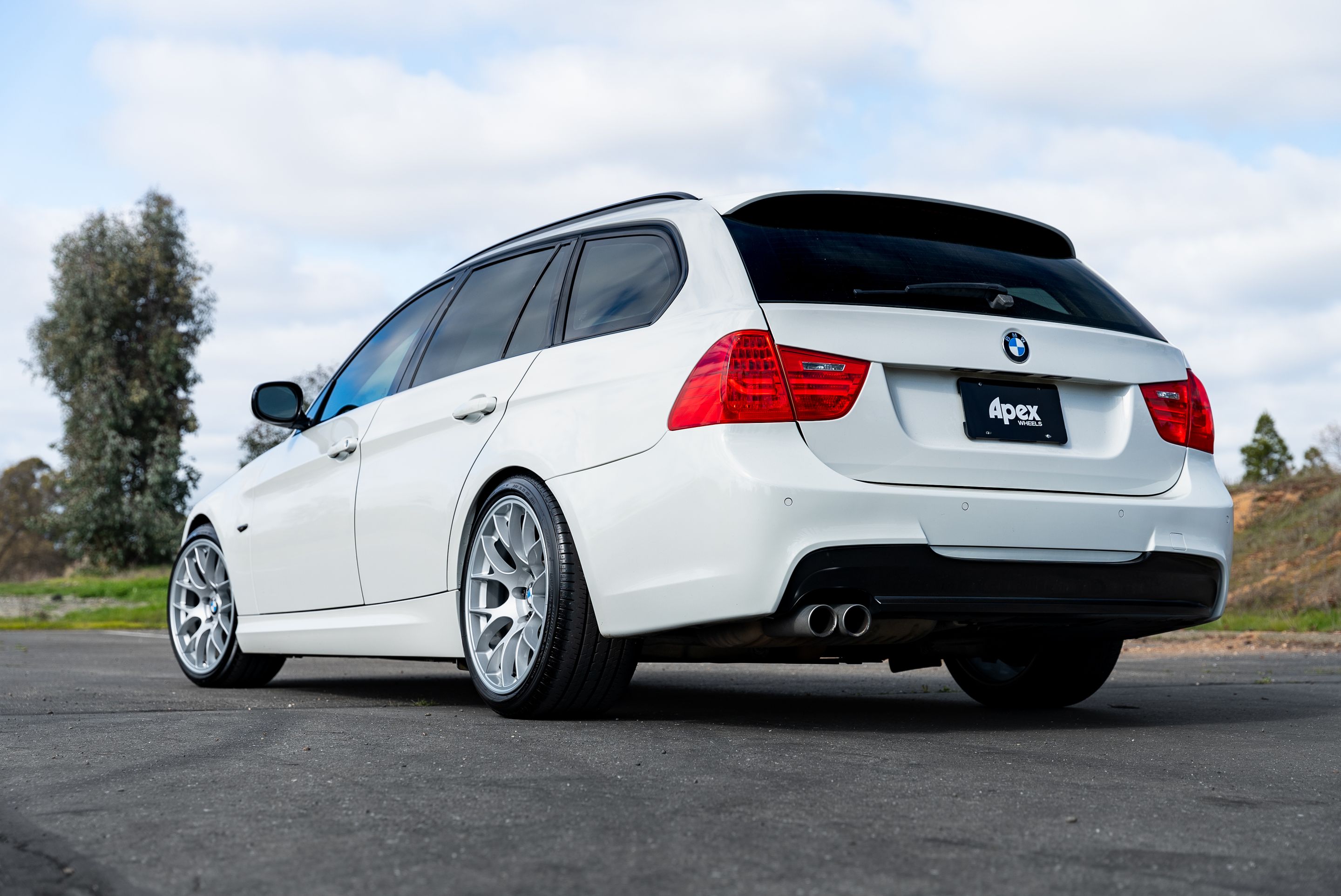 White BMW E91 LCI Wagon 3 Series with 18" EC-7 Apex wheels in Race Silver