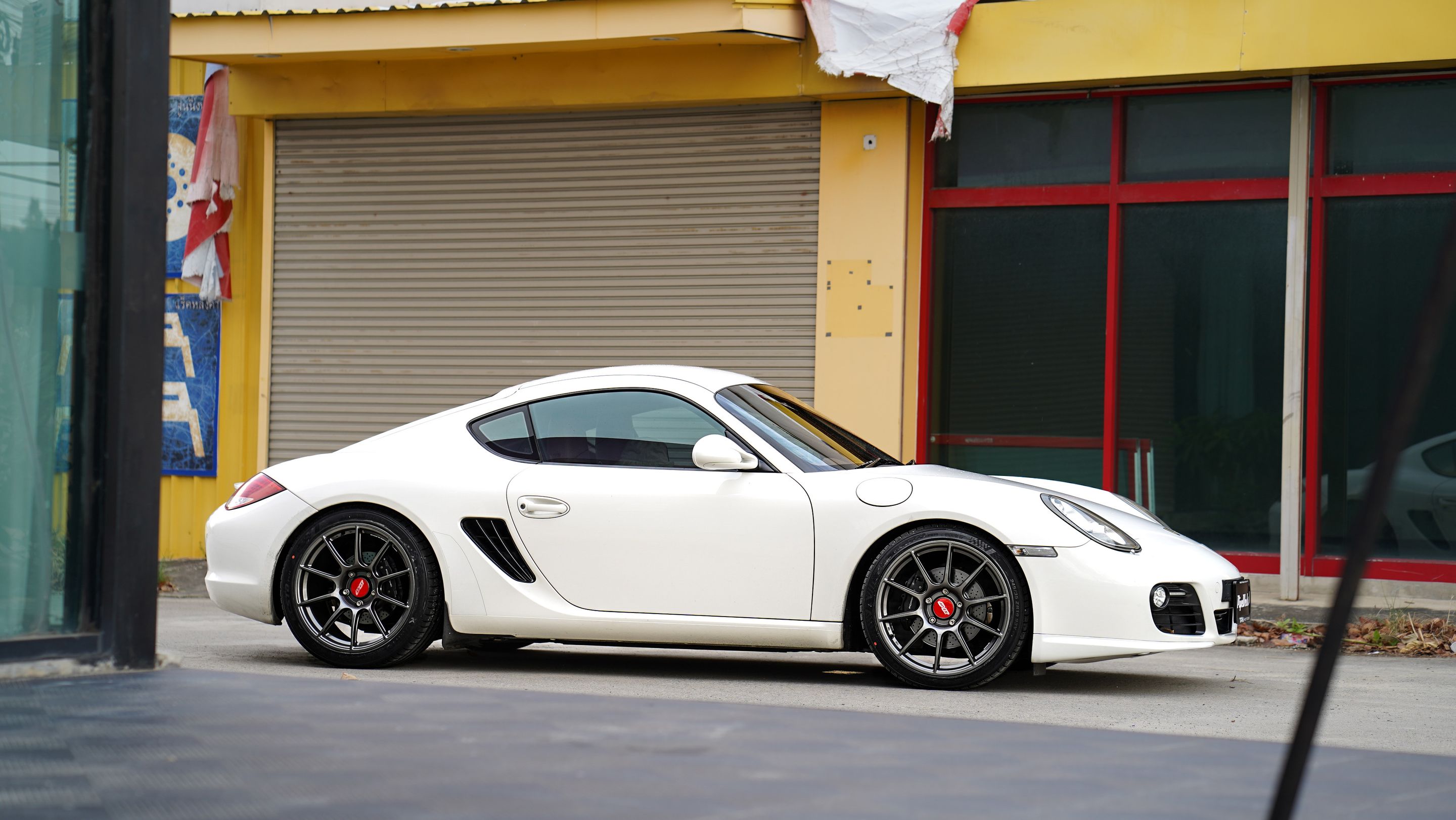 White Porsche 987 Cayman Base with 19" SM-10 Apex wheels in Anthracite