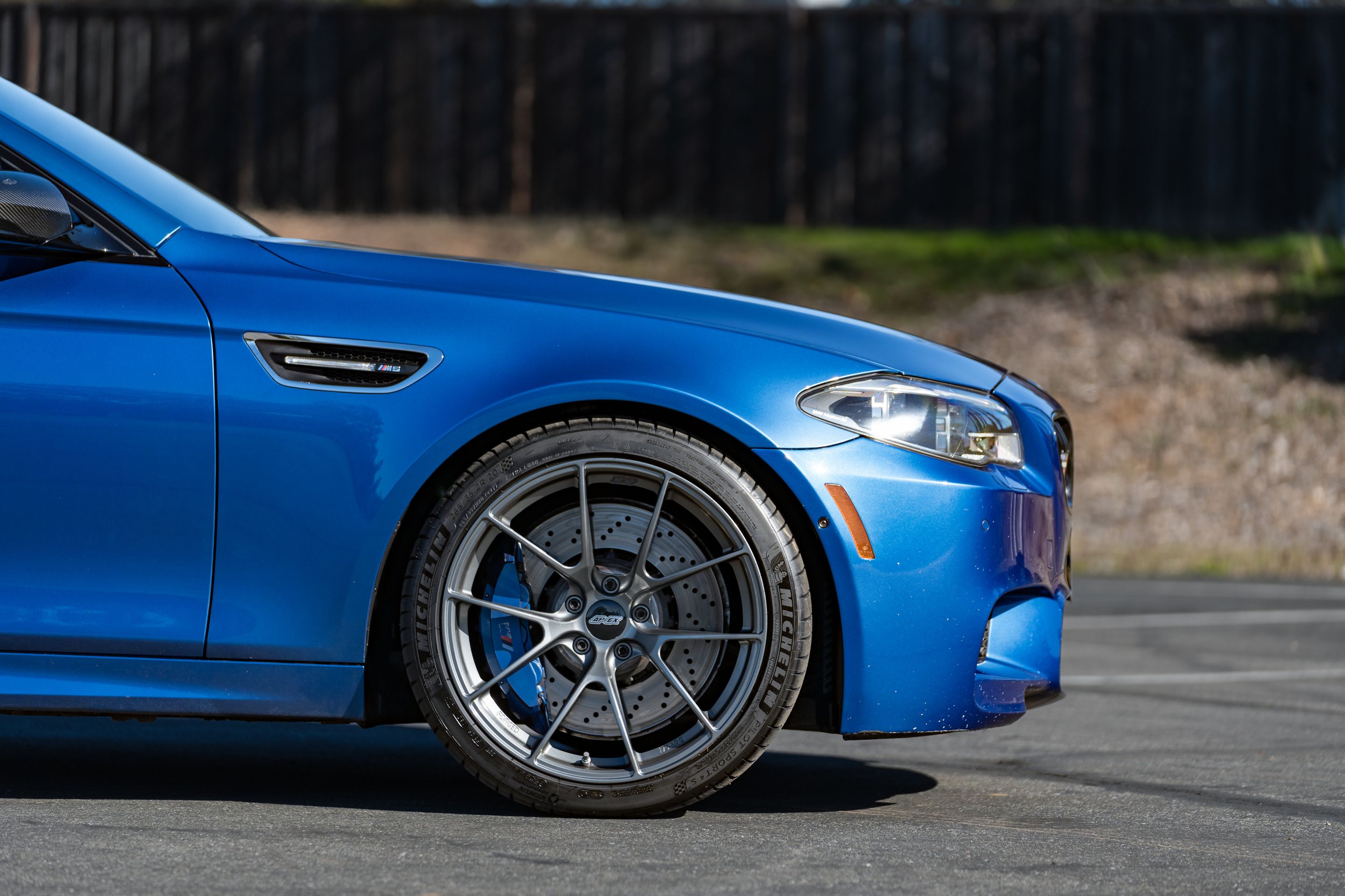 Blue BMW F10 M5 with 20" VS-5RS Apex wheels in Anthracite