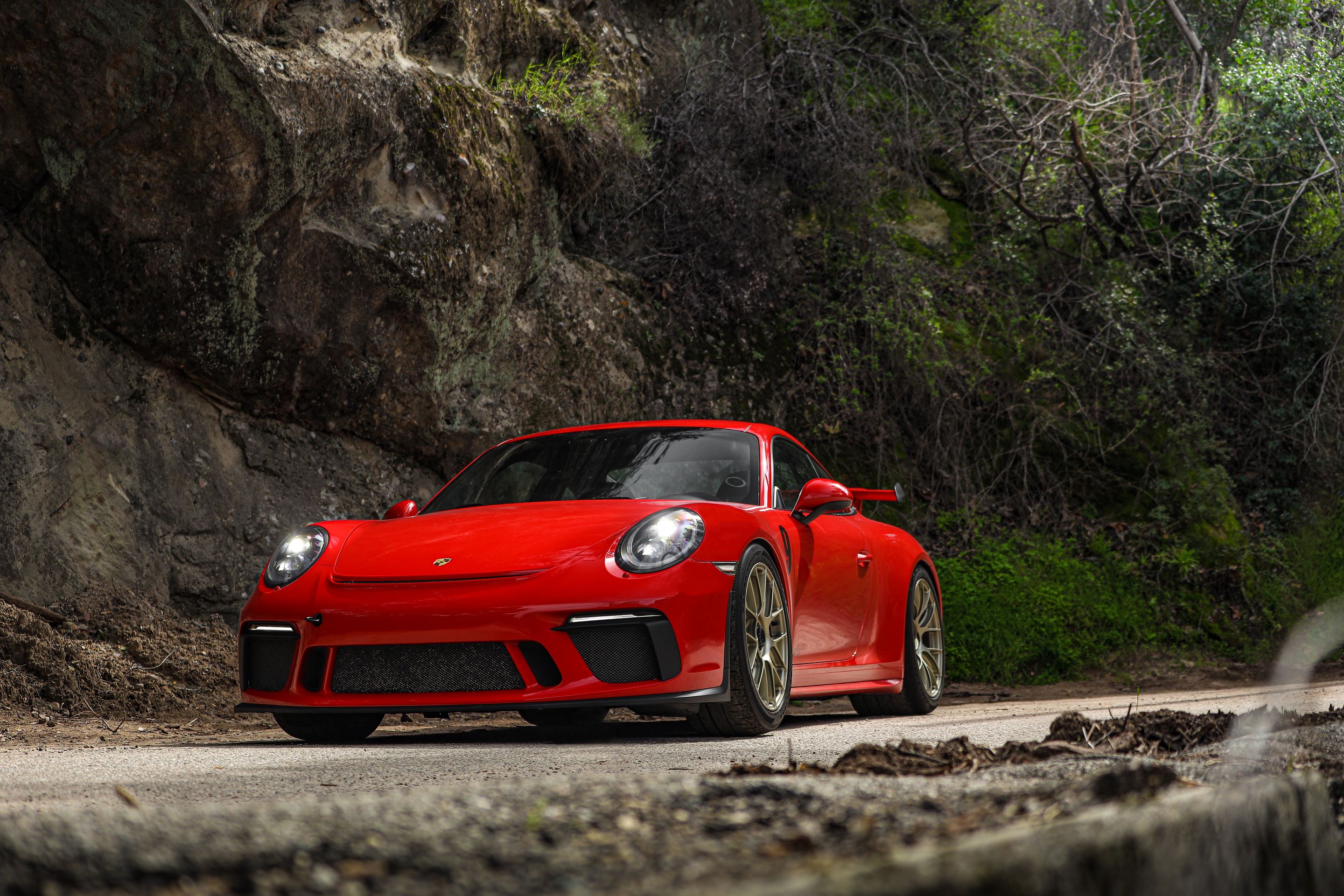 Red Porsche 911 991.2 GT3 with 19" EC-7RS Apex wheels in Motorsport Gold