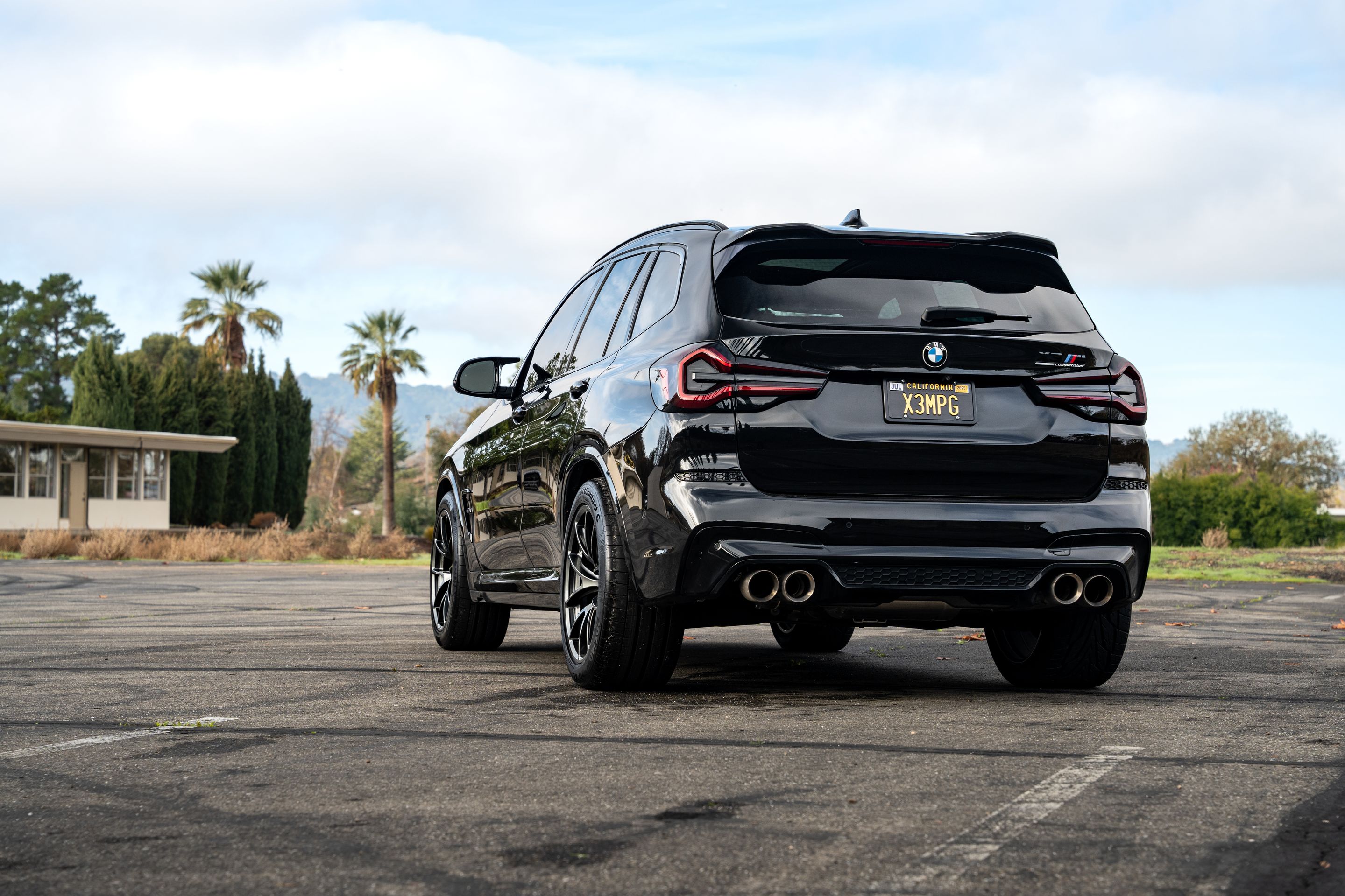 Black BMW F97 X3M with 20" VS-5RX Apex wheels in Anthracite