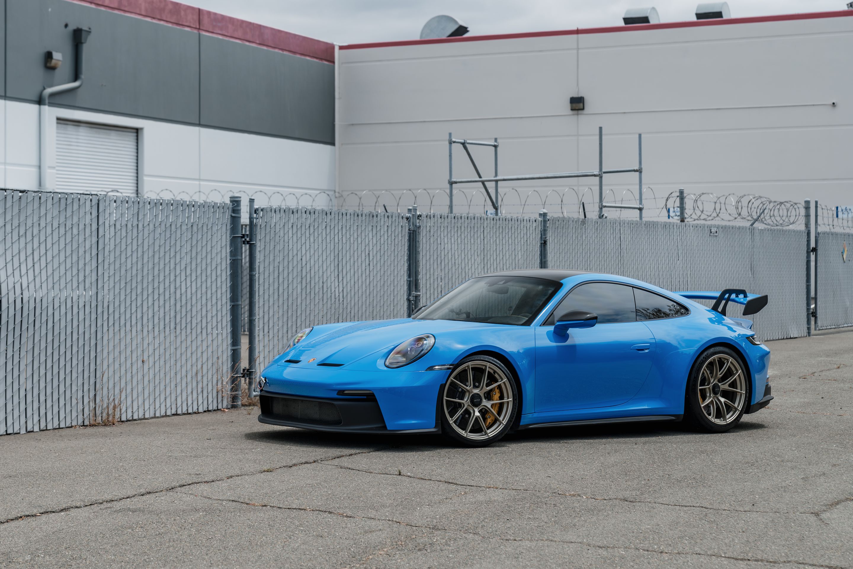 Blue Porsche 911 992.1 GT3 with 20" VS-5RS Apex wheels in Motorsport Gold