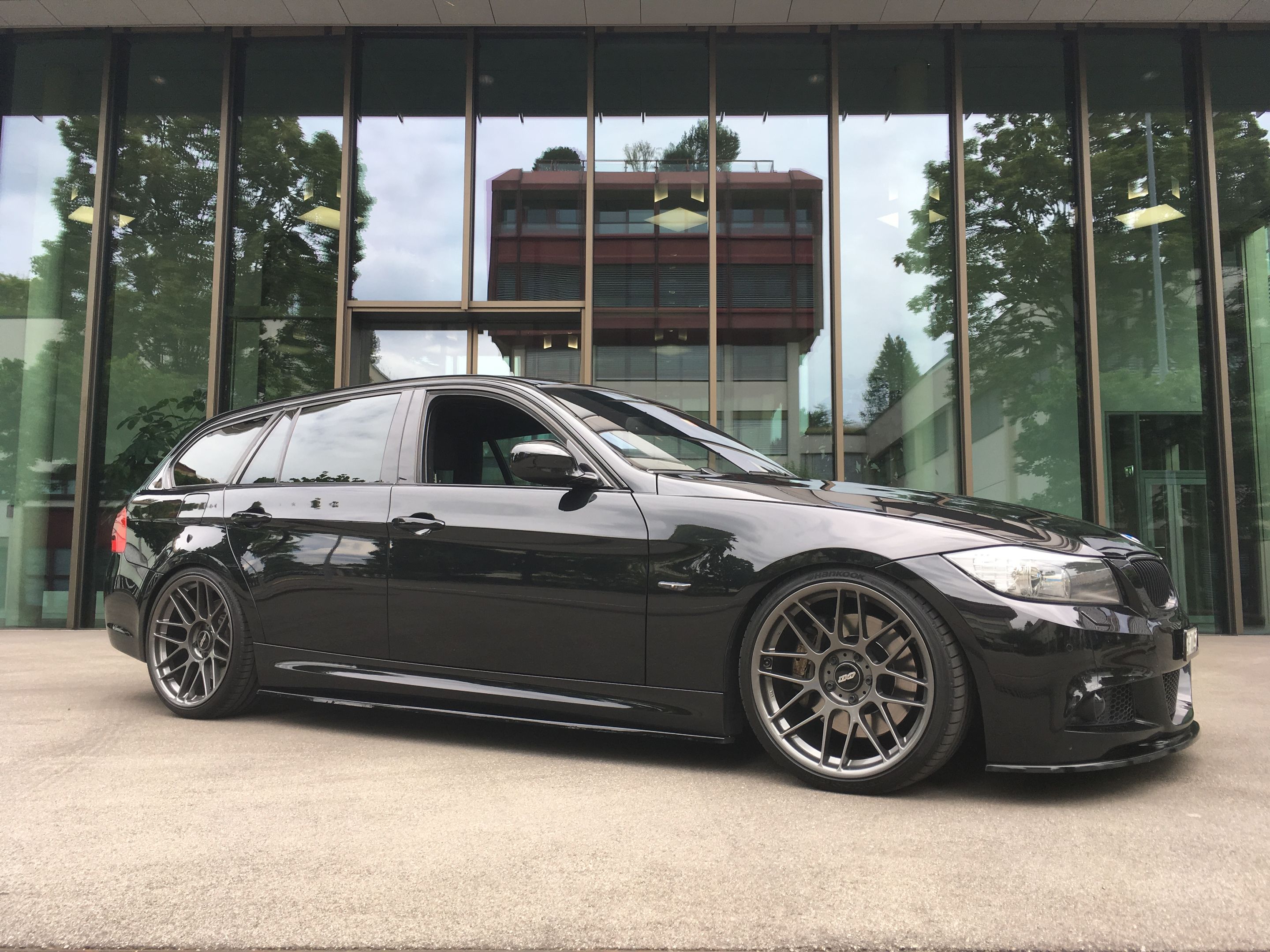 Black BMW E91 LCI Wagon 3 Series with 19" ARC-8 Apex wheels in Anthracite