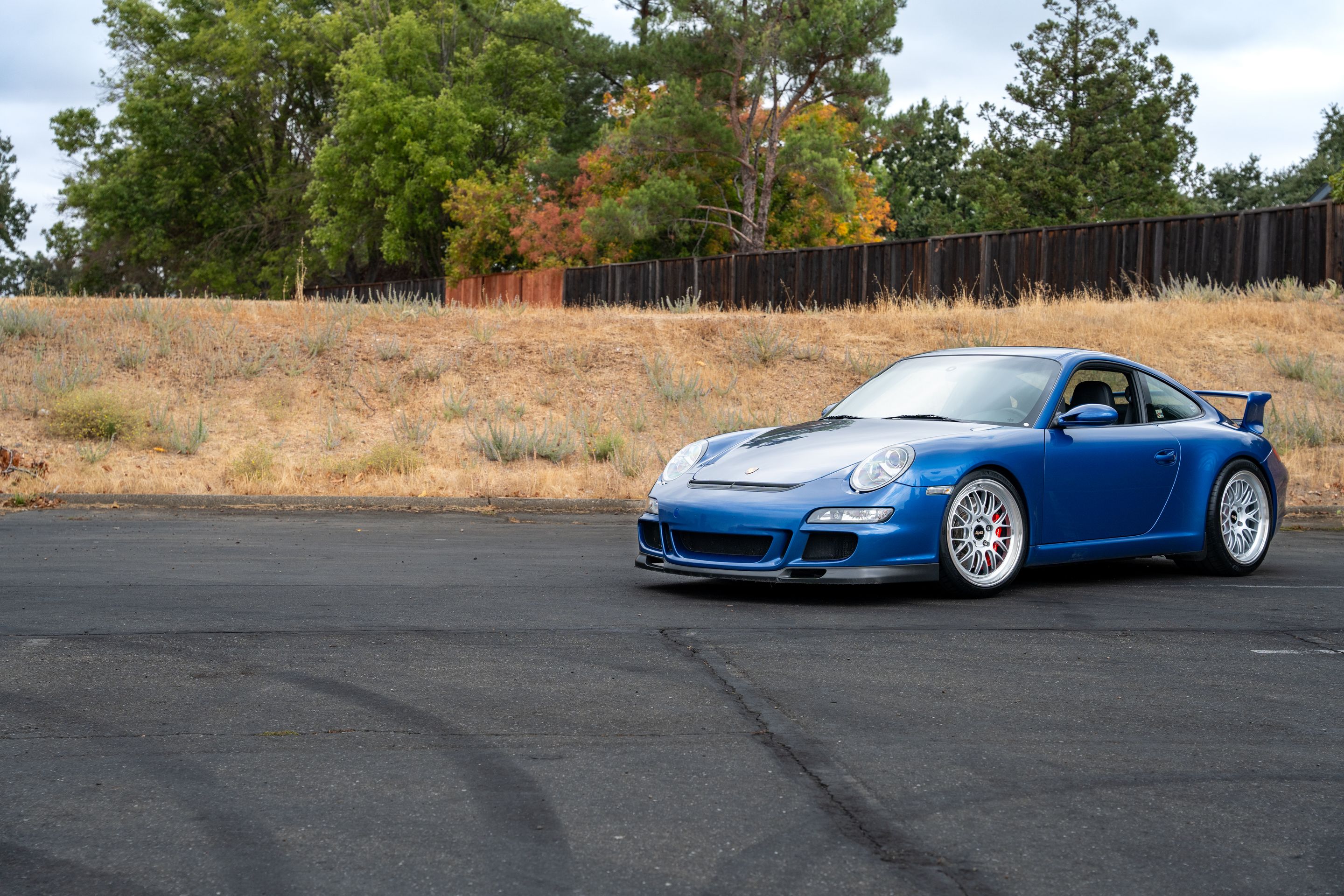 Blue Porsche 911 997 GT3 with 19" ML-10RT Apex wheels in Machined Lip Race Silver