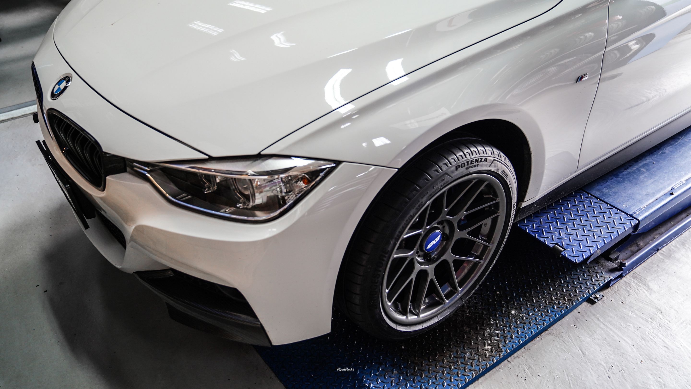White BMW F30 Sedan 3 Series with 18" ARC-8 Apex wheels in Anthracite