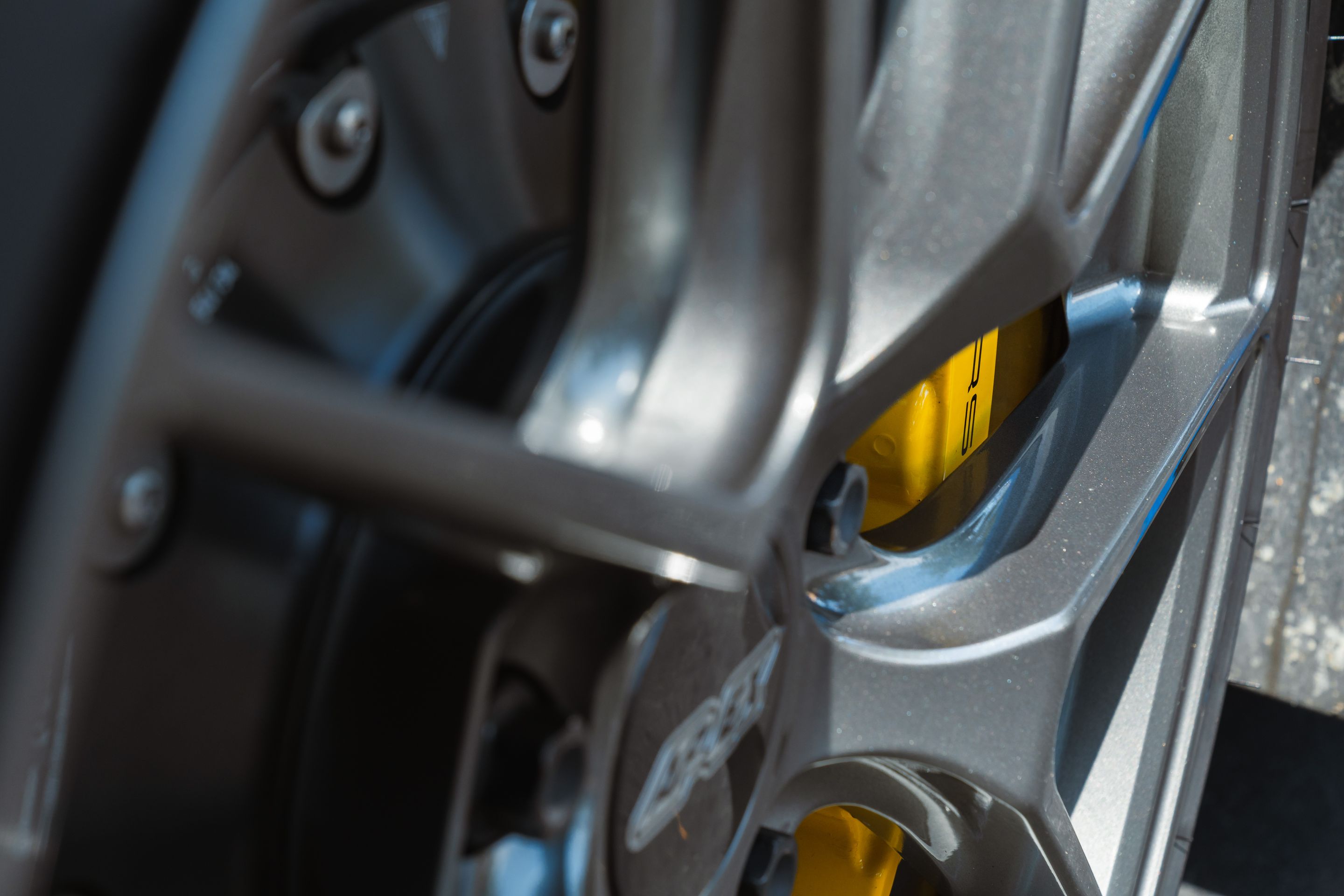 Blue Porsche 718 Spyder with 20" VS-5RS Apex wheels in Anthracite