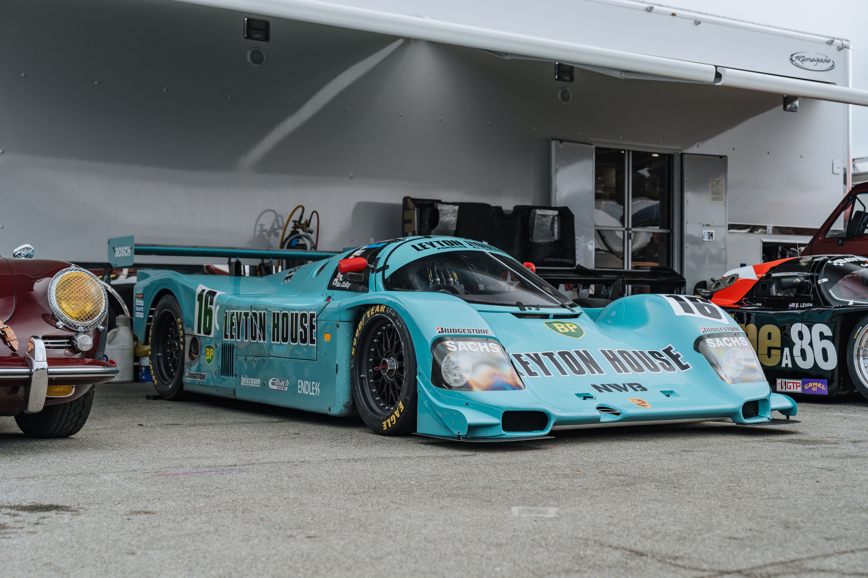 White Porsche 911 996 GT2 with 18" EC-7RS Apex wheels in Anthracite