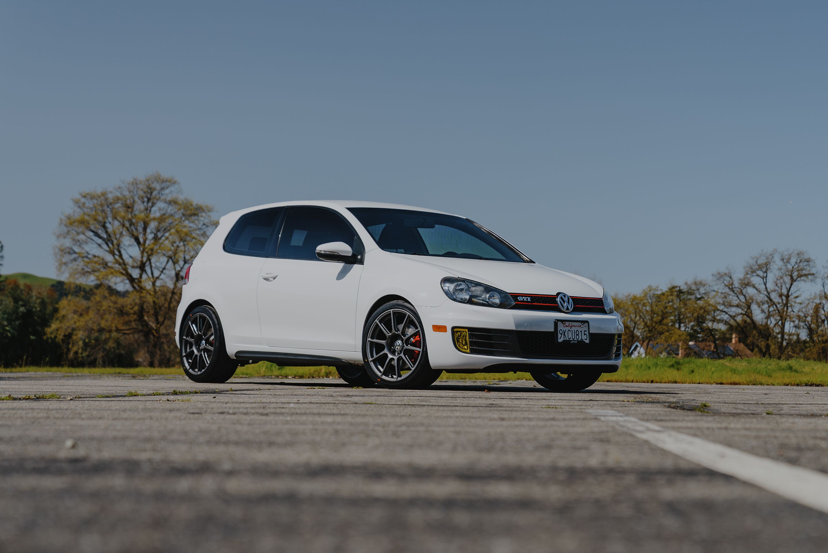 White VW MK6 GTI with 18" SM-10 Apex wheels in Anthracite