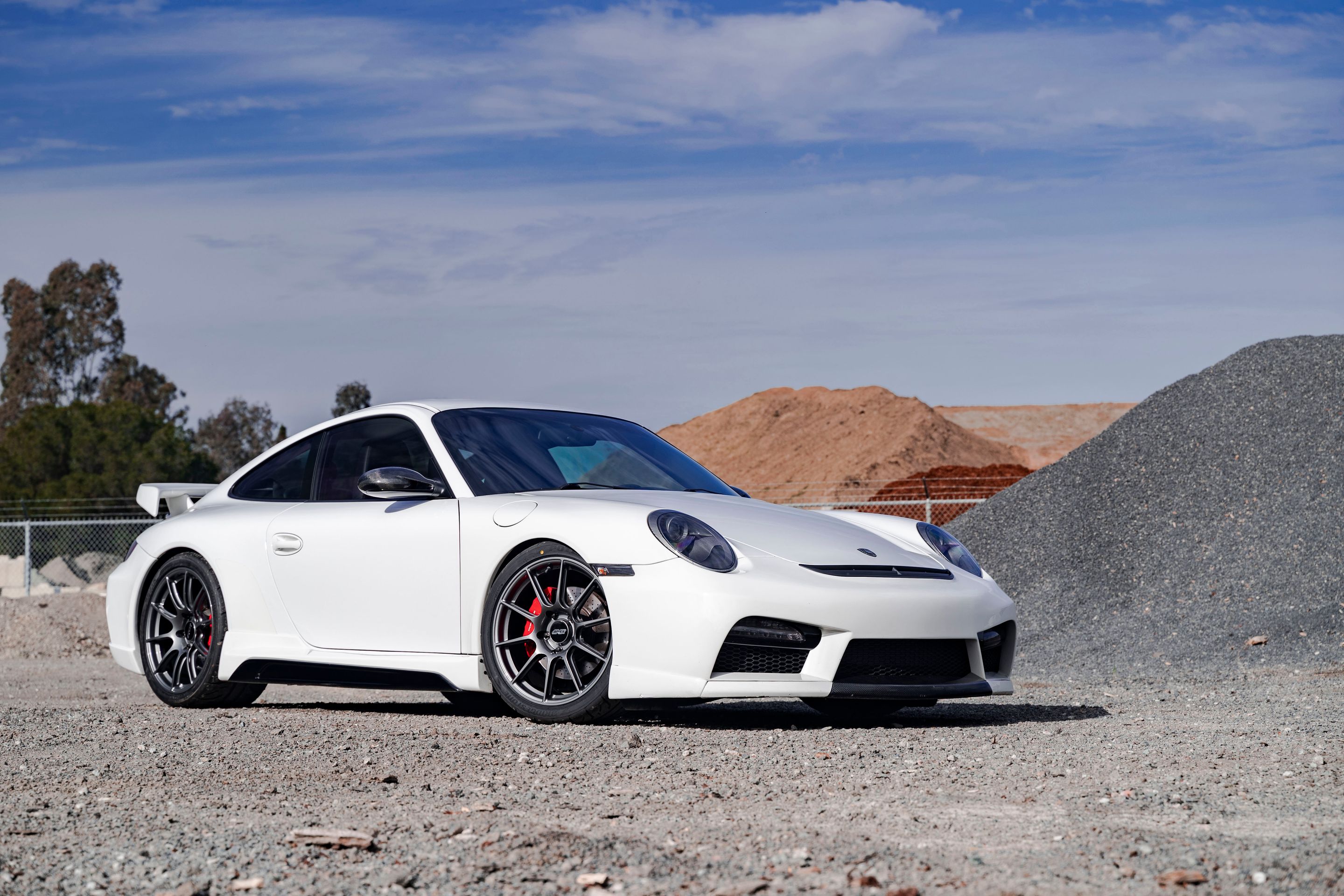 White Porsche 911 997 Carrera S with 19" SM-10 Apex wheels in Anthracite