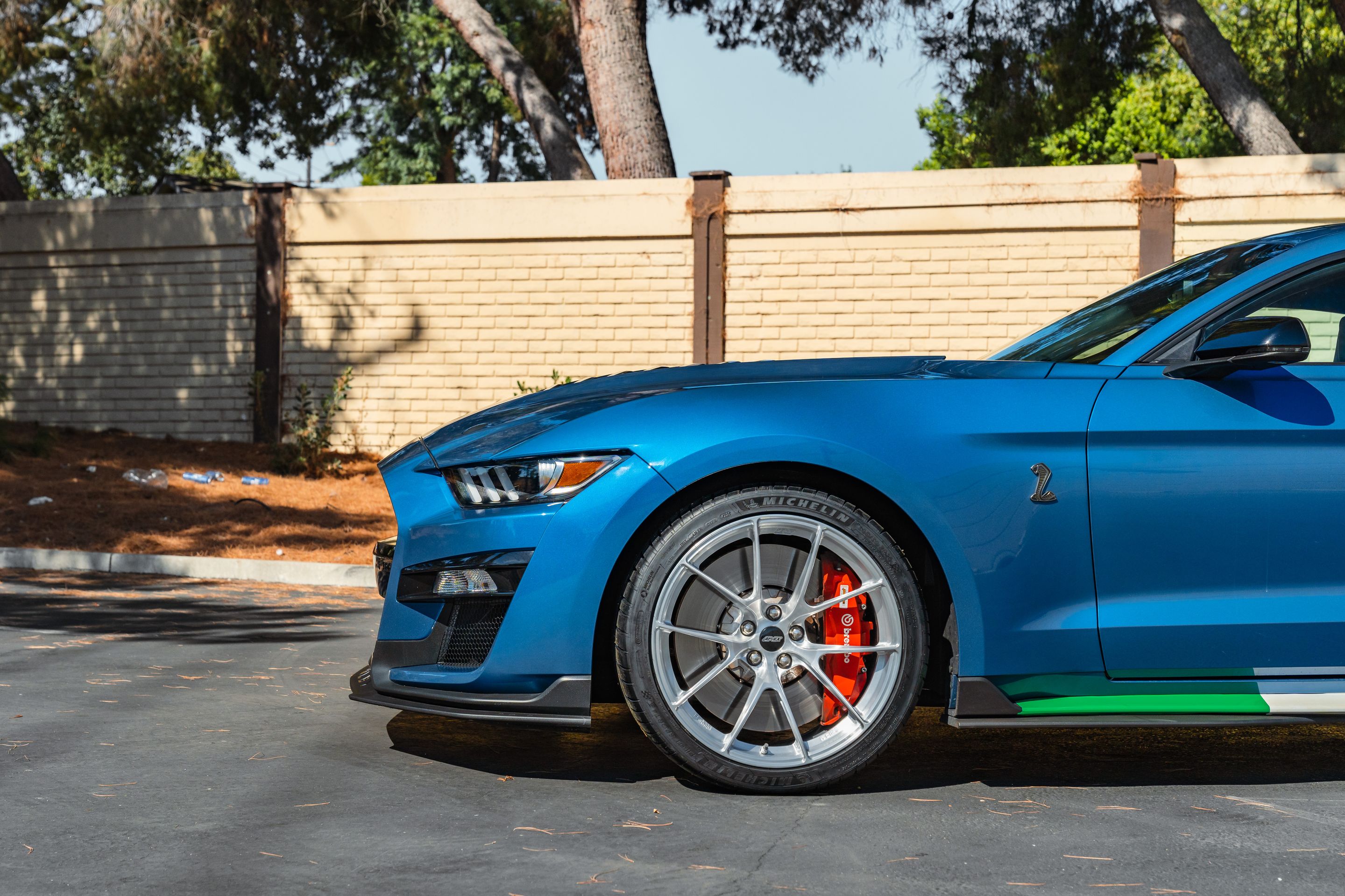 Blue Ford S550 Mustang GT500 with 20" VS-5RS Apex wheels in Brushed Clear