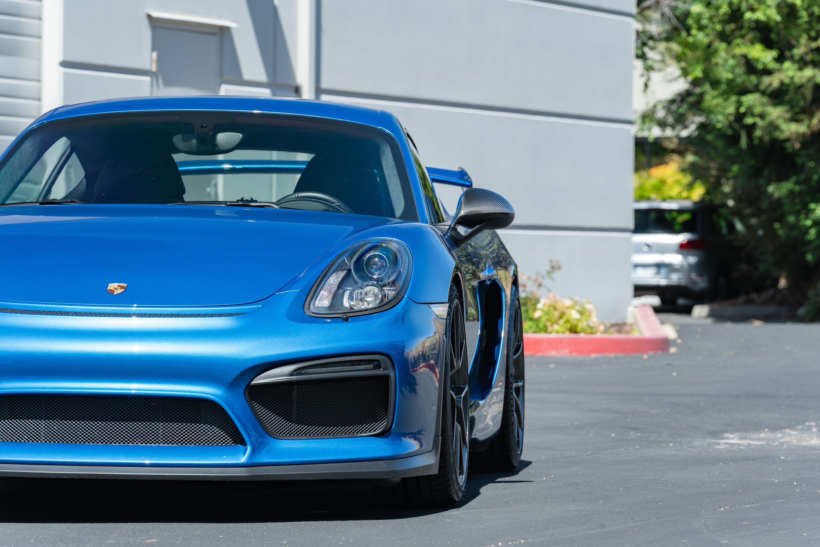 Blue Porsche 981 Cayman GT4 with 20" VS-5RS Apex wheels in Anthracite