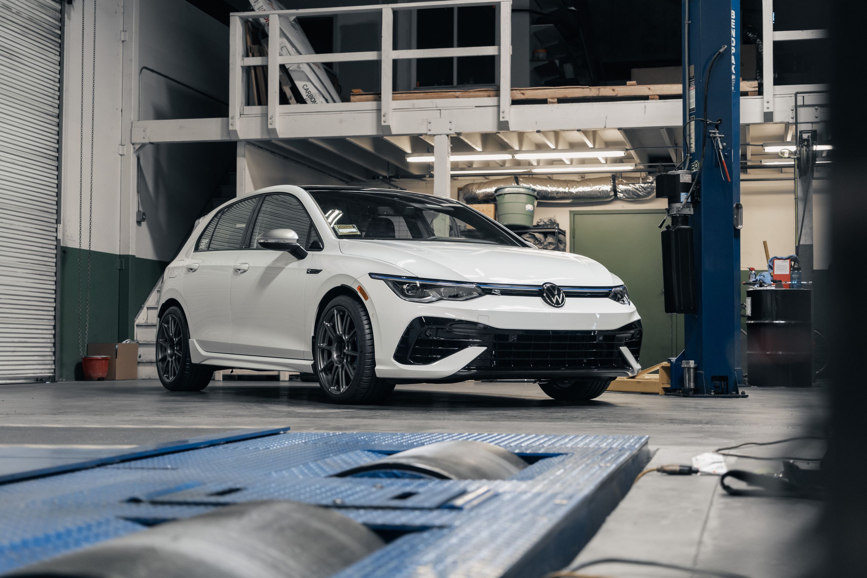 White VW MK8 Golf R with 18" SM-10 Apex wheels in Anthracite