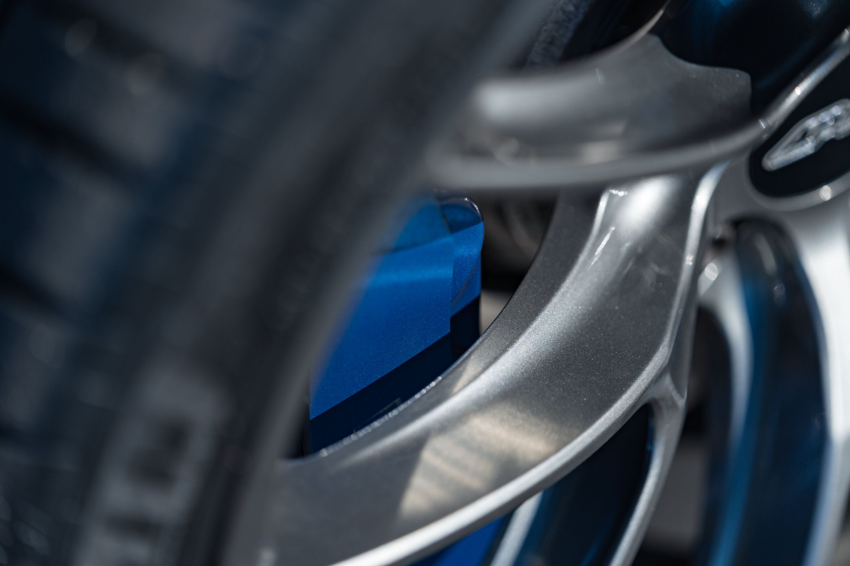 Blue BMW F10 M5 with 20" VS-5RS Apex wheels in Anthracite