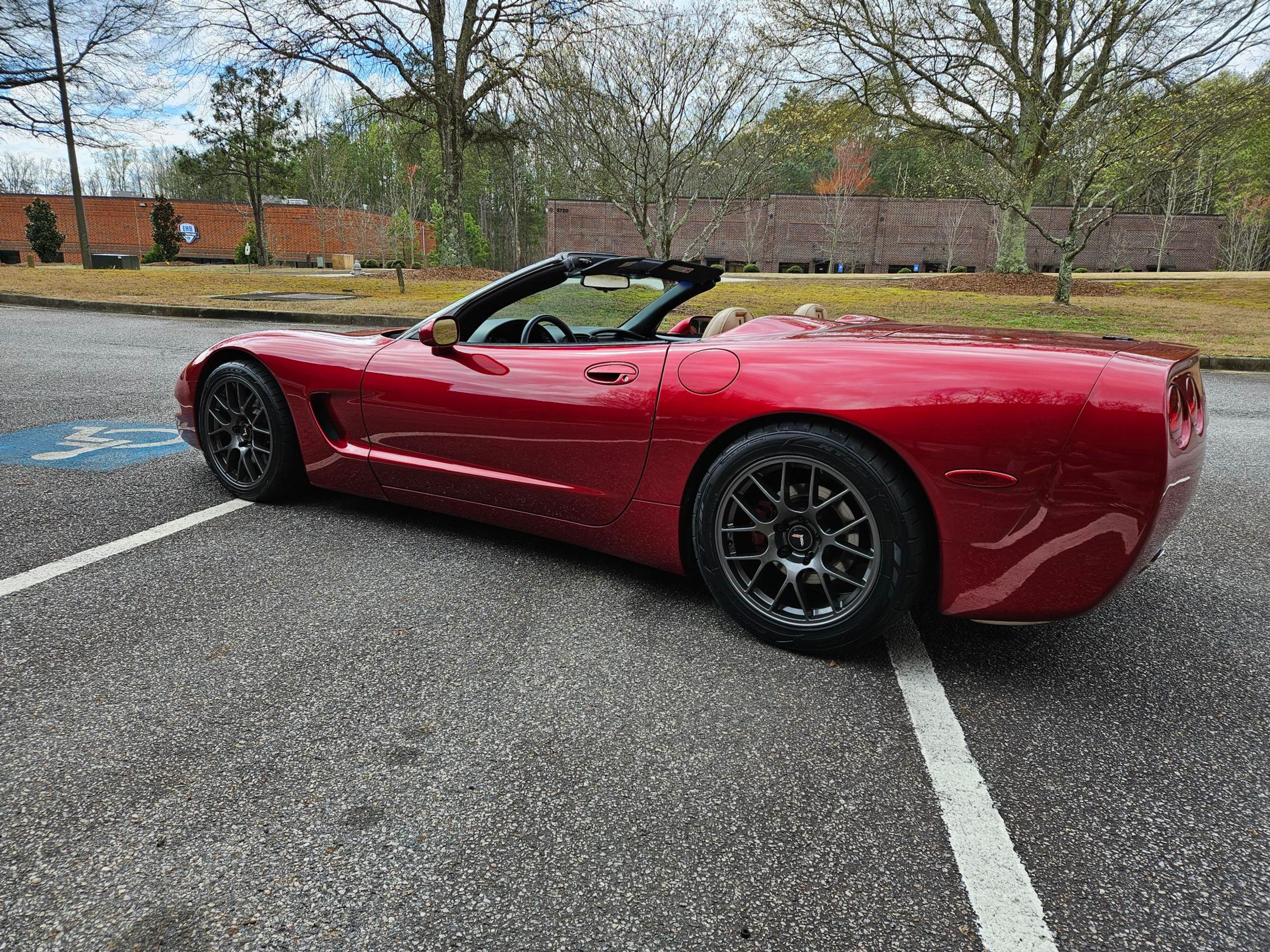 Red Chevrolet C5 Corvette Base/Z51 with 18" EC-7 Apex wheels in Anthracite