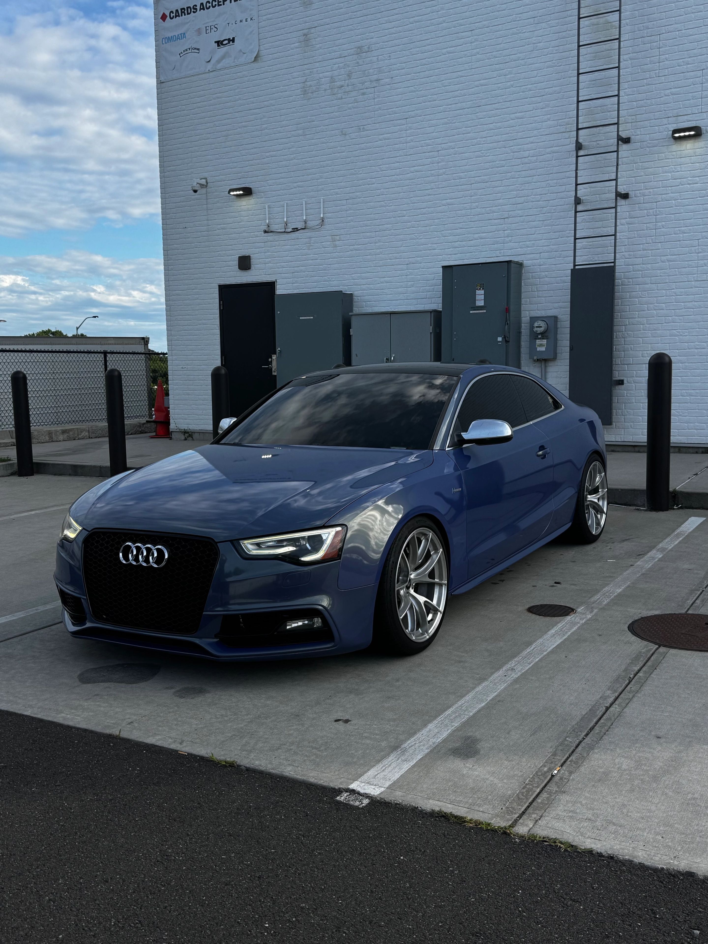 Blue Audi B8 S5 with 19" VS-5RS Apex wheels in Brushed Clear