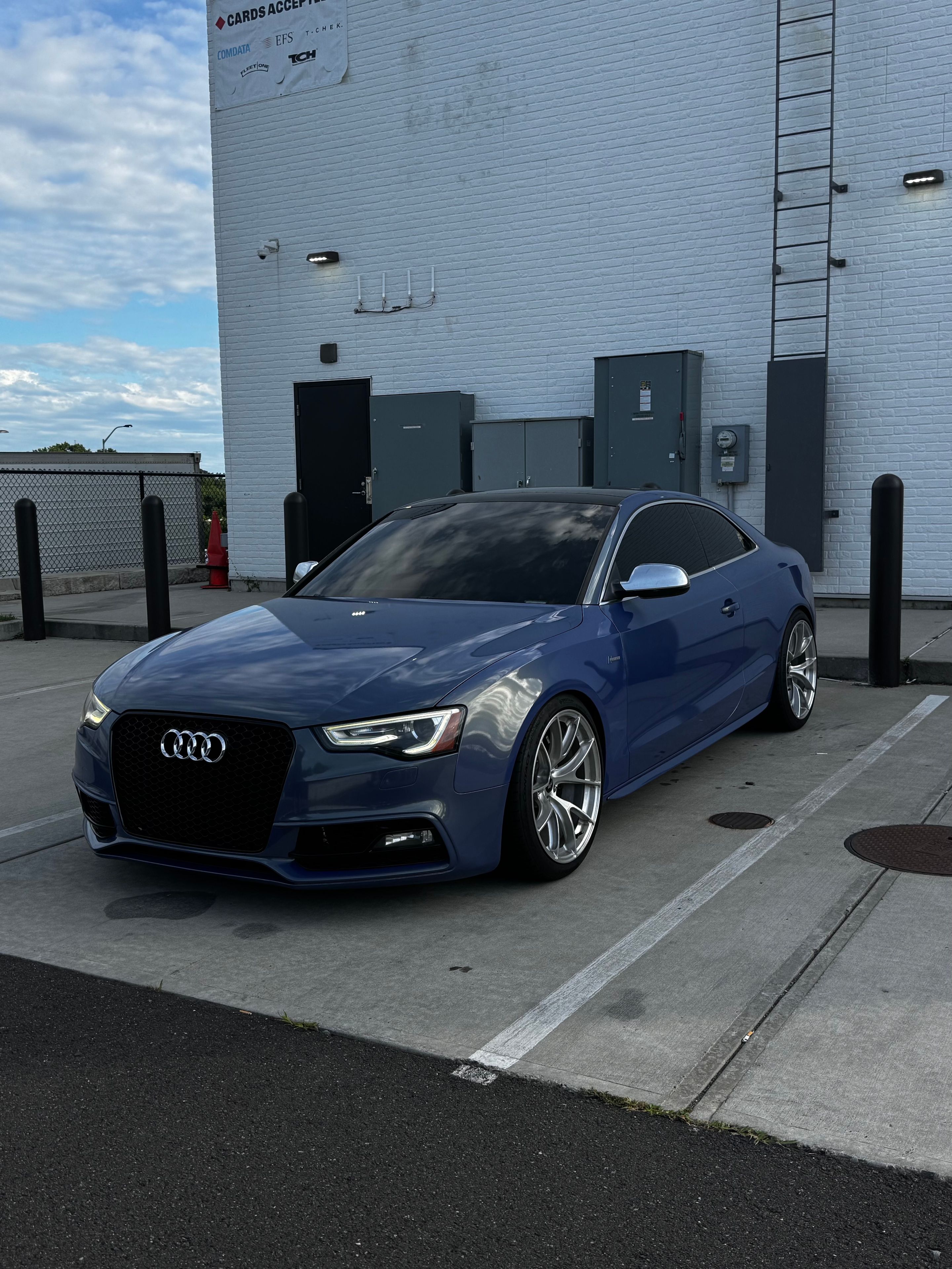 Blue Audi B8 S5 with 19" VS-5RS Apex wheels in Brushed Clear