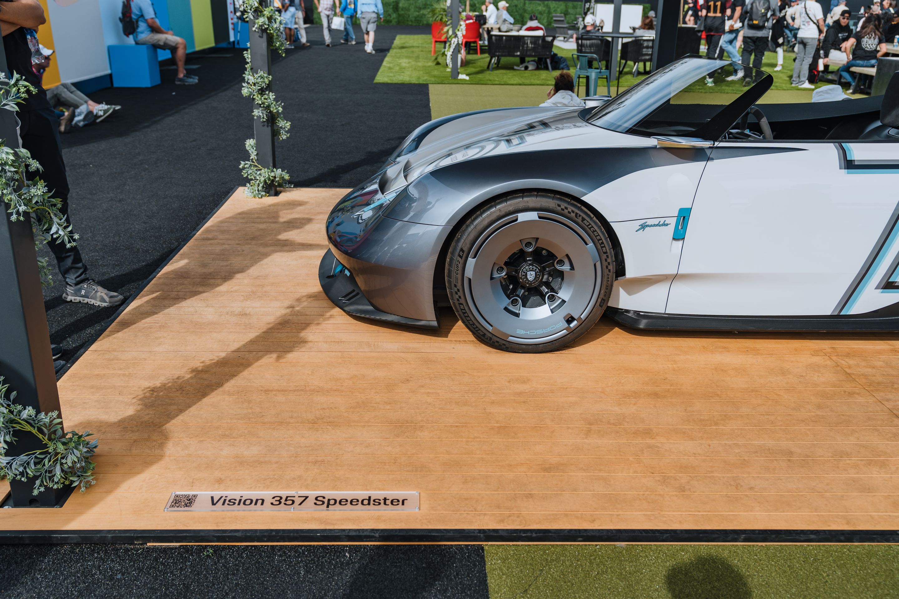 White Porsche 911 996 GT2 with 18" EC-7RS Apex wheels in Anthracite