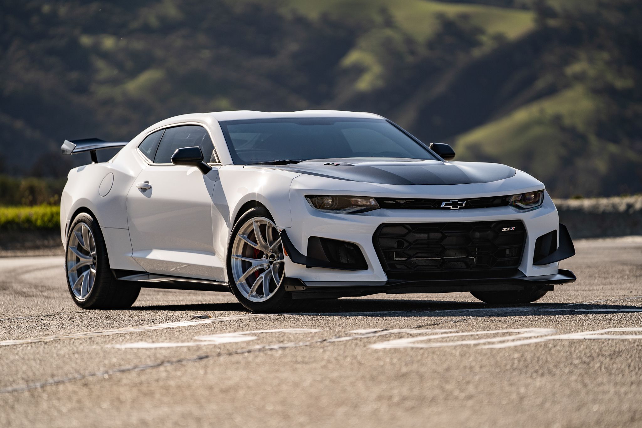 White Chevrolet 6th Gen Camaro ZL1 1LE with 19" VS-5RS Apex wheels in Brushed Clear