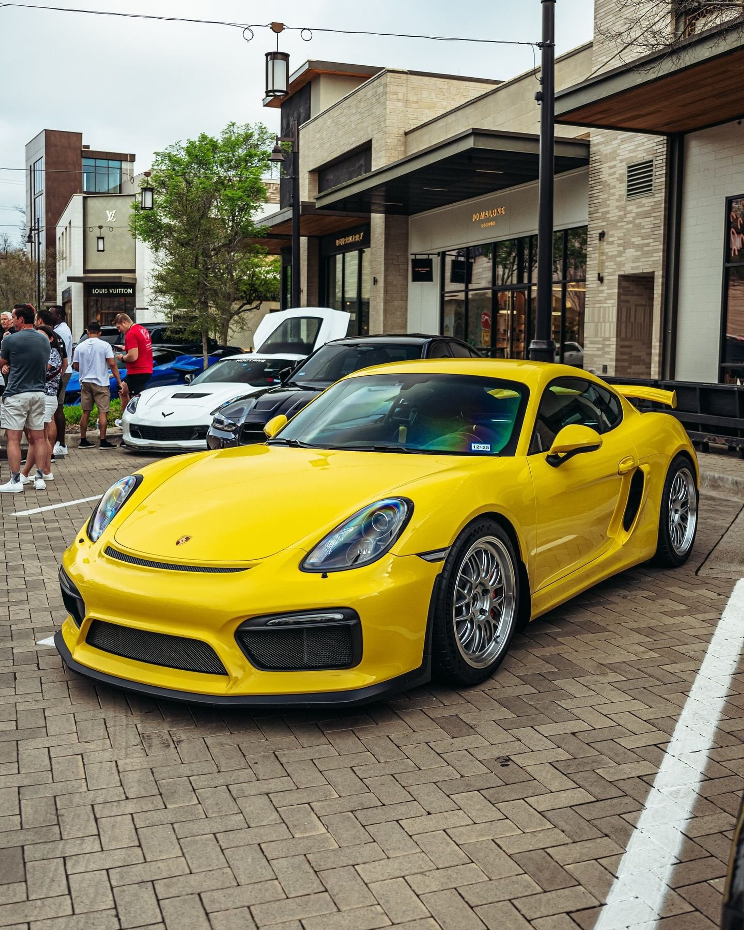 Yellow Porsche 981 Cayman GT4 with 19" ML-10RT Apex wheels in Machined Lip Race Silver
