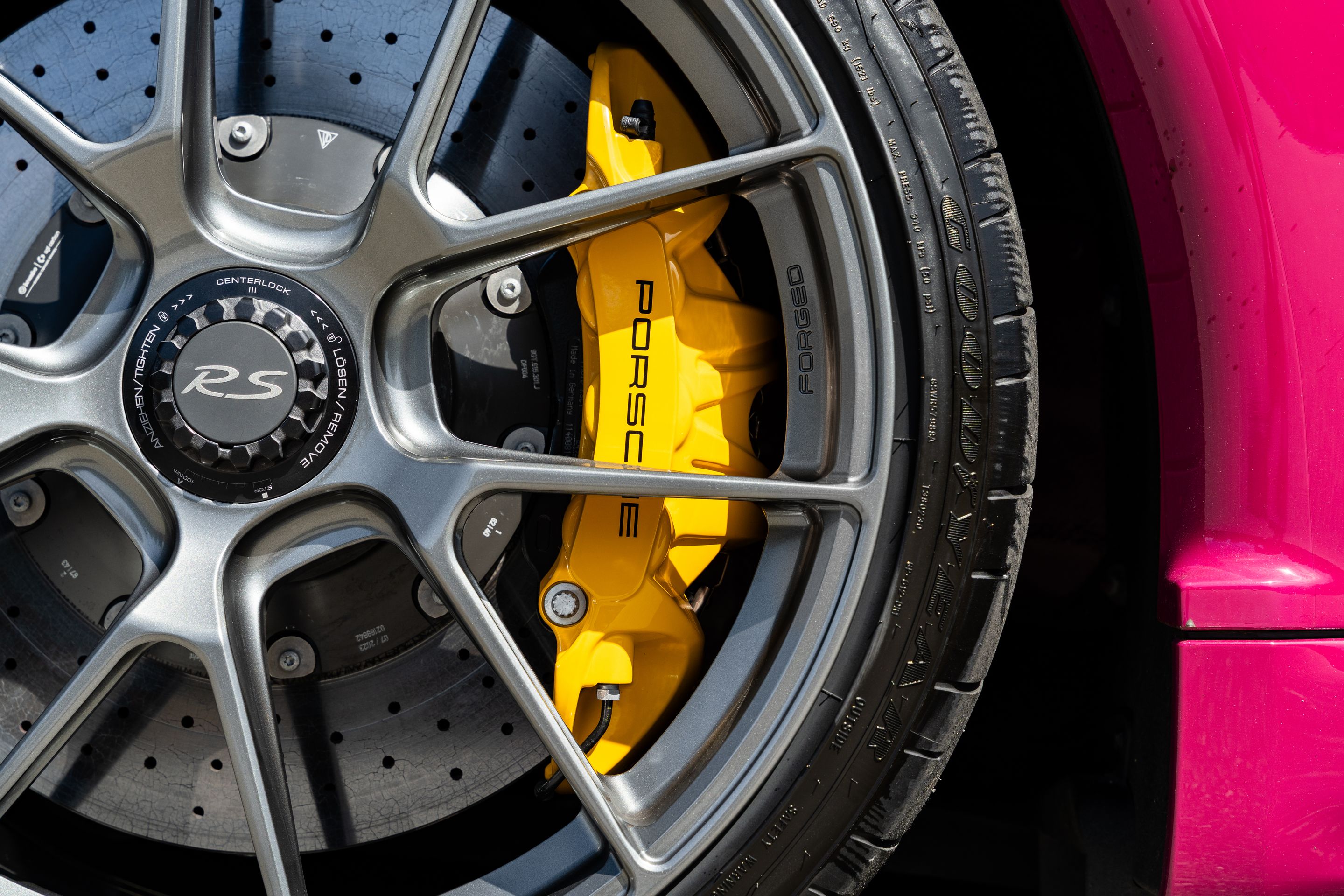 Pink Porsche 718 Cayman GT4 RS with 20" VS-5RS Apex wheels in Anthracite