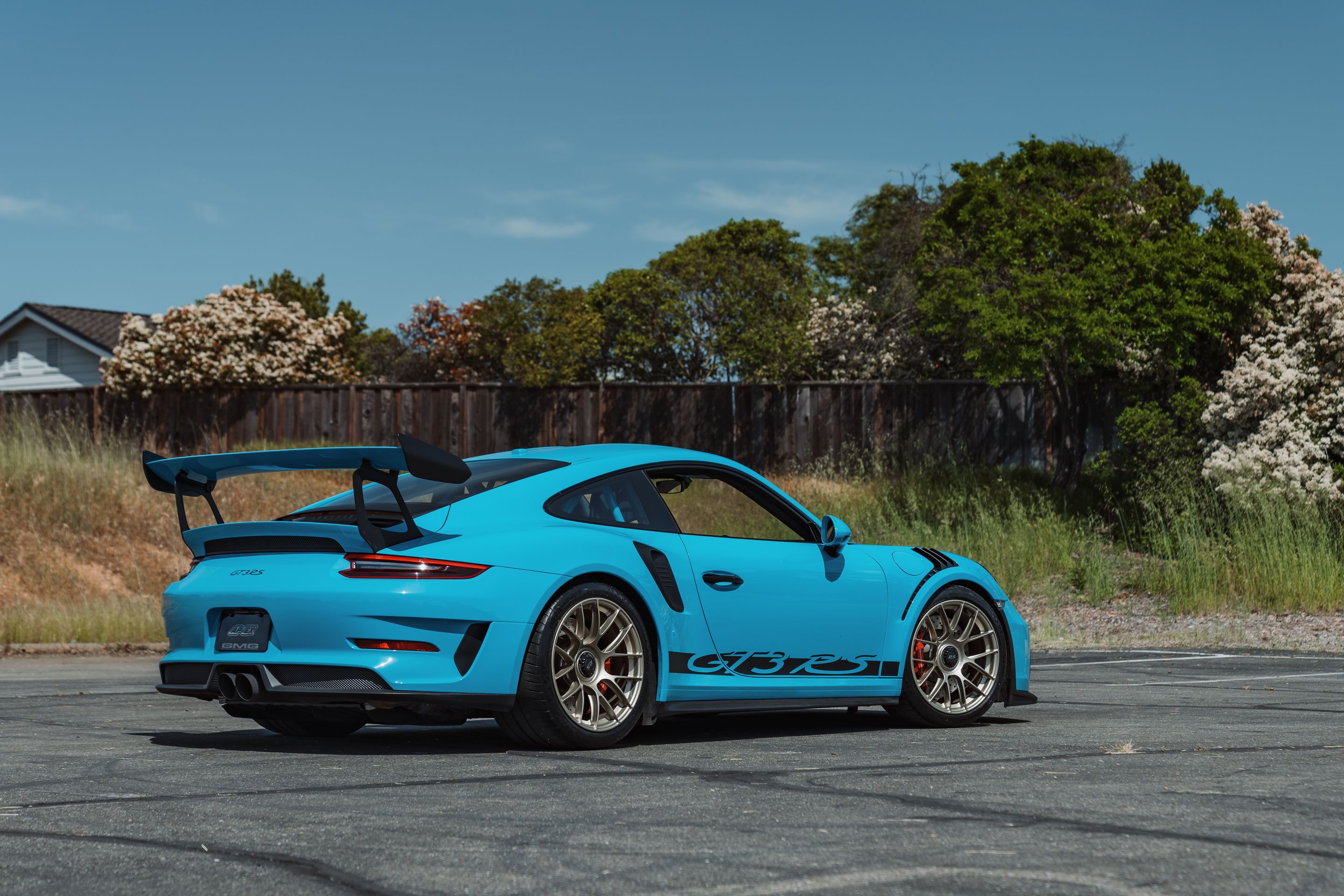 Blue Porsche 911 991.2 GT3 RS with 19" EC-7RS Apex wheels in Motorsport Gold
