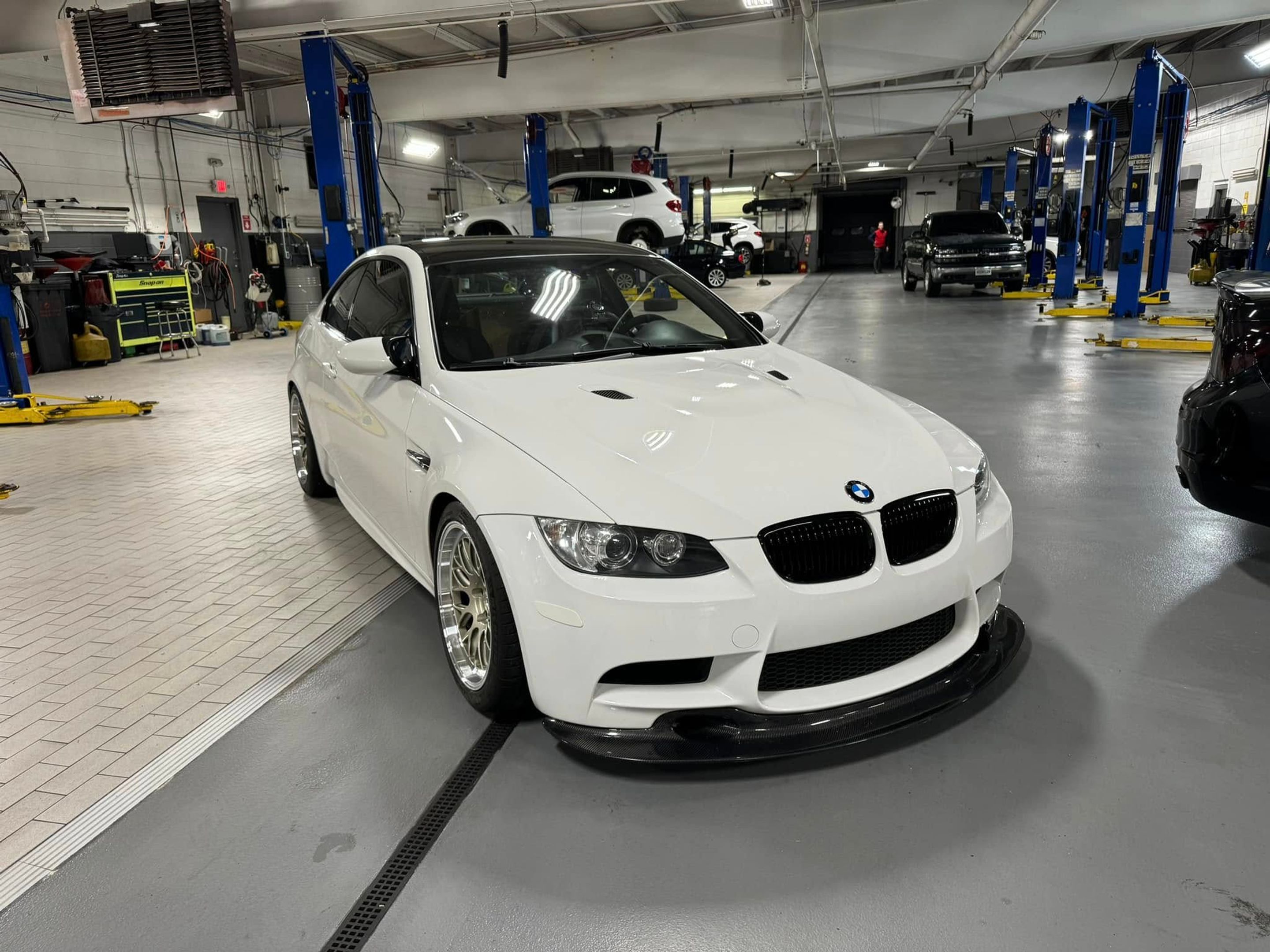 White BMW E92 Coupe M3 with 18" ML-10RT Apex wheels in Machined Lip Gloss Motorsport Gold
