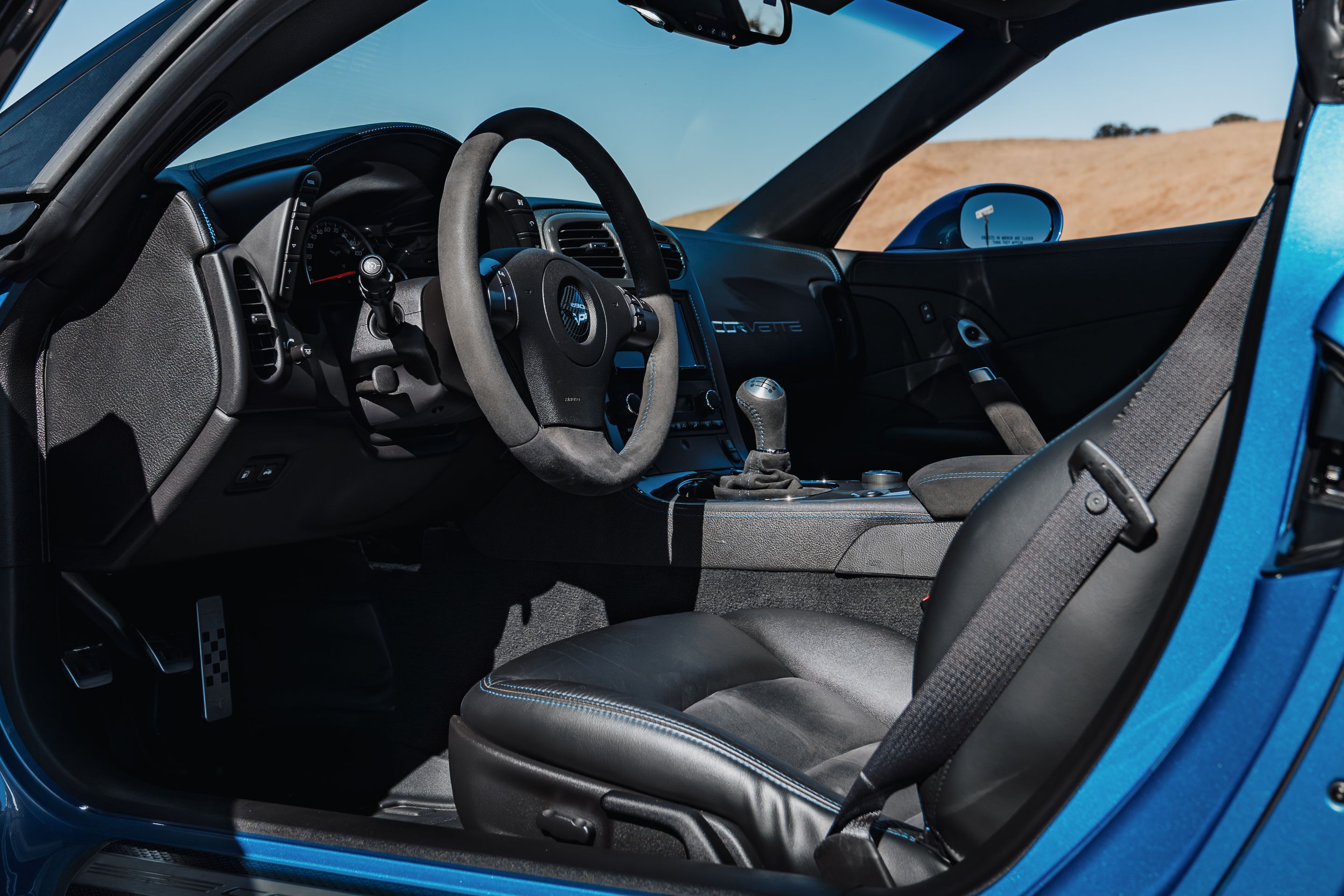 Blue Chevrolet C6 Corvette Z06 with 19" VS-5RS Apex wheels in Anthracite