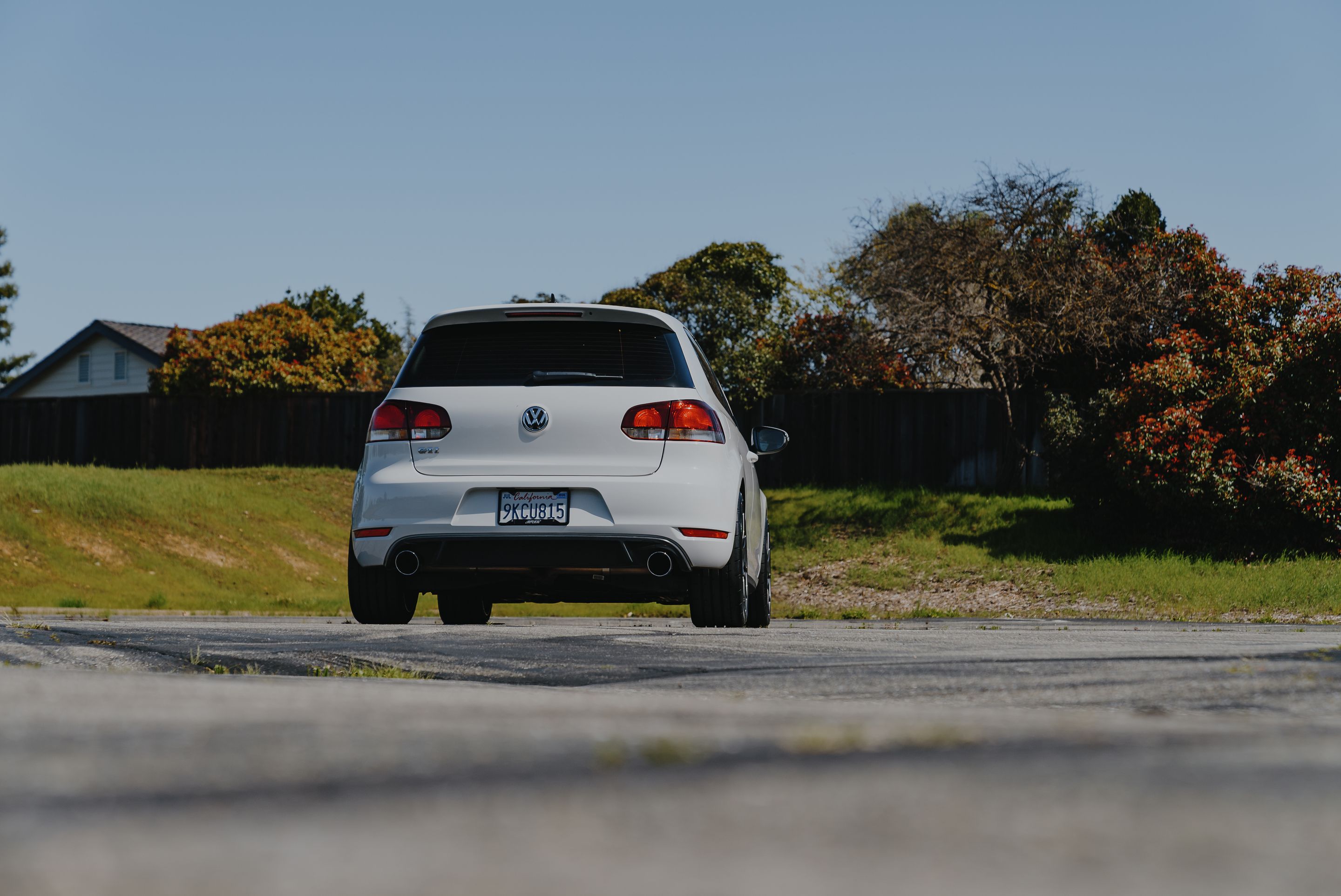 White VW MK6 GTI with 18" SM-10 Apex wheels in Anthracite