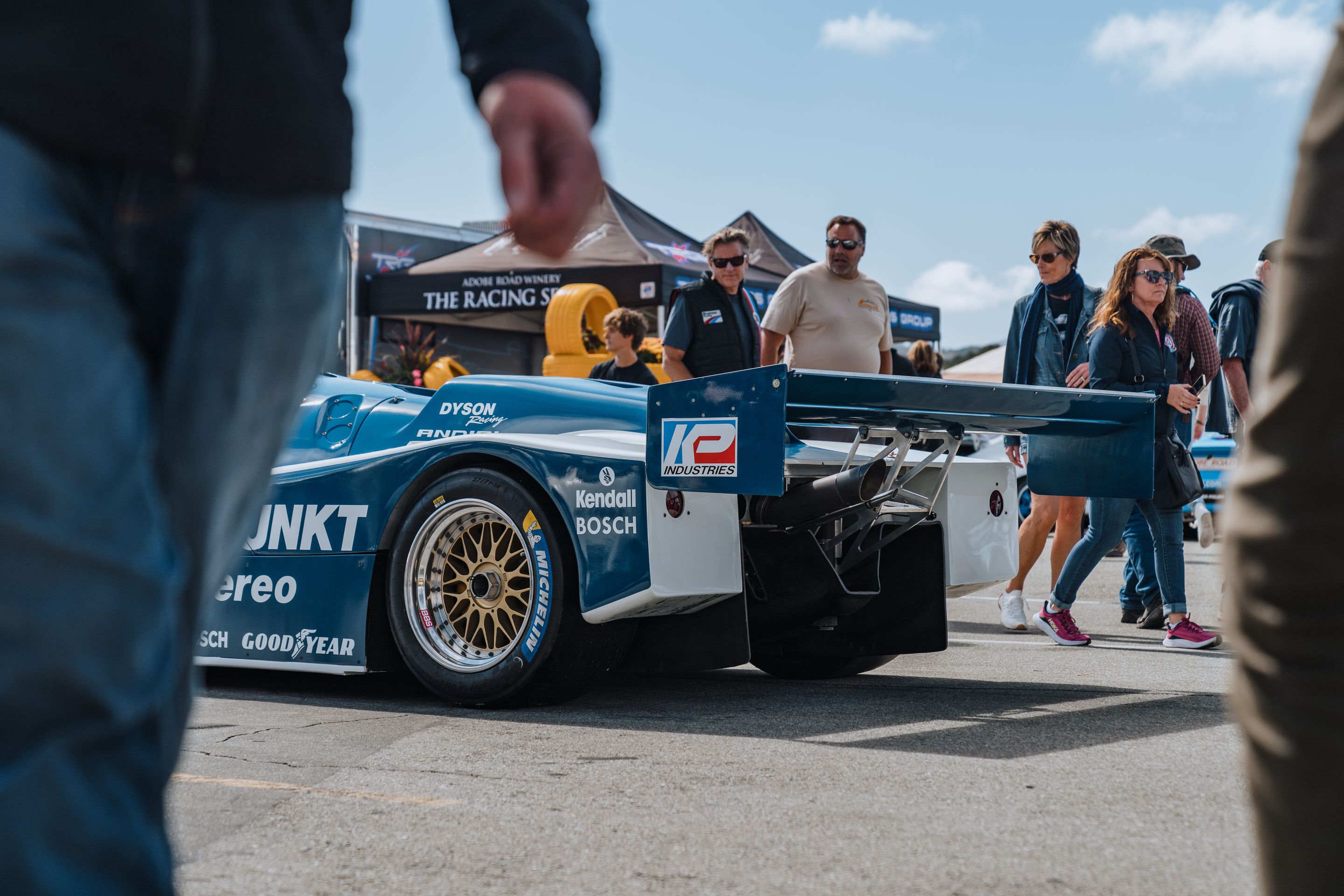 White Porsche 911 996 GT2 with 18" EC-7RS Apex wheels in Anthracite