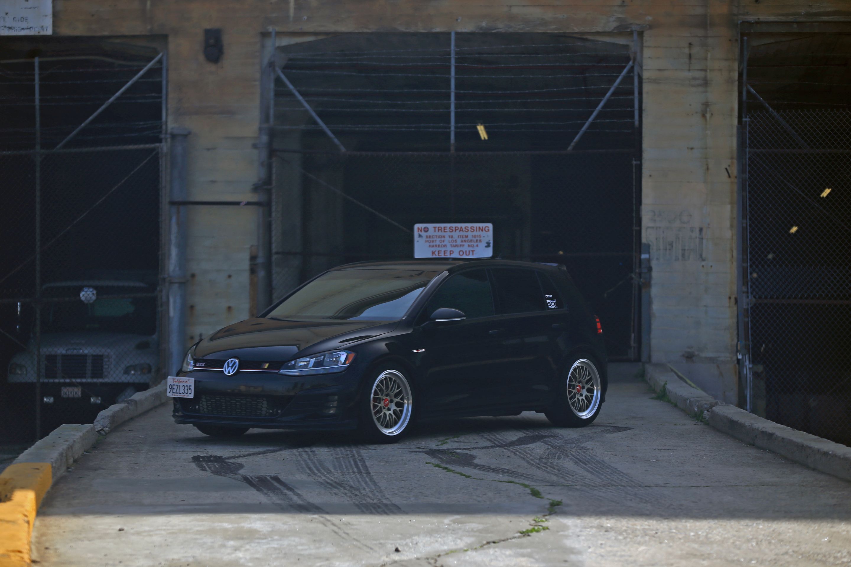 Black VW MK7 GTI with 18" ML-10RT Apex wheels in Machined Lip Gloss Motorsport Gold